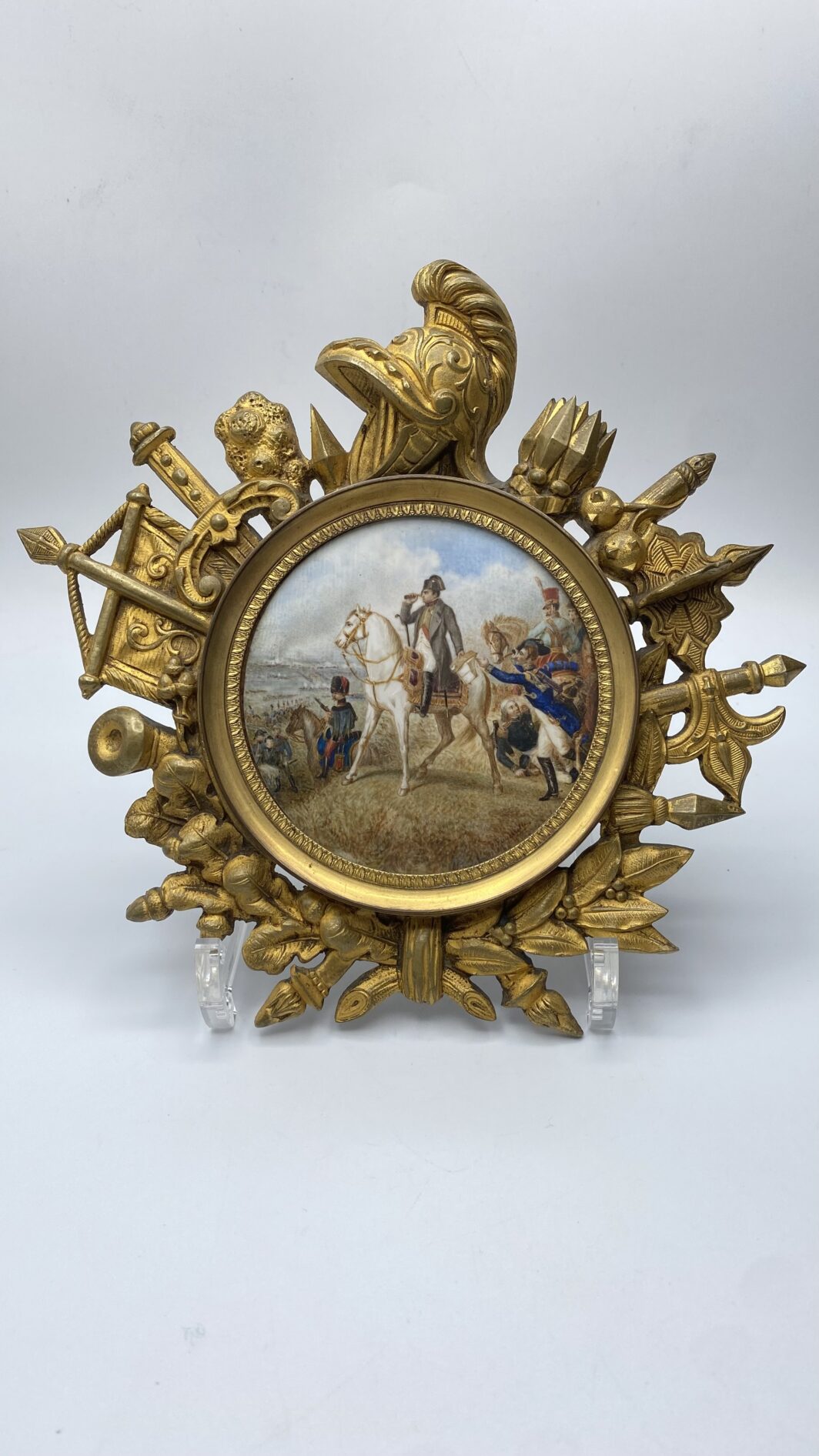 O. VERNET D’APRÉS MINIATURA DIPINTA SU AVORIO, DI NAPOLEONE BONAPARTE DURANTE LA BATTAGLIA DI WAGRAM, CON PREGIATA CORNICE IN BRONZO DORATO COEVA. FRANCIA, PRIMA METÀ DEL XIX sec.