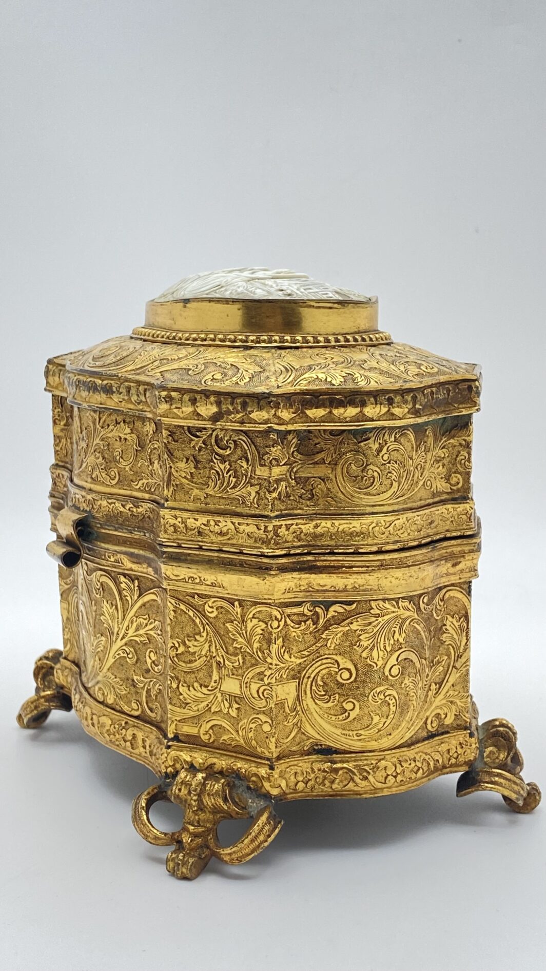 IMPORTANTE COFANETTO NAPOLEONICO, IN BRONZO DORATO, CON GRANDE CAMMEO SUL COPERCHIO. FRANCIA, FINE XVIII sec. - immagine 8