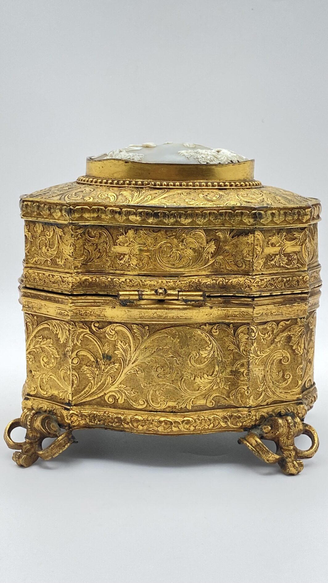 IMPORTANTE COFANETTO NAPOLEONICO, IN BRONZO DORATO, CON GRANDE CAMMEO SUL COPERCHIO. FRANCIA, FINE XVIII sec. - immagine 12