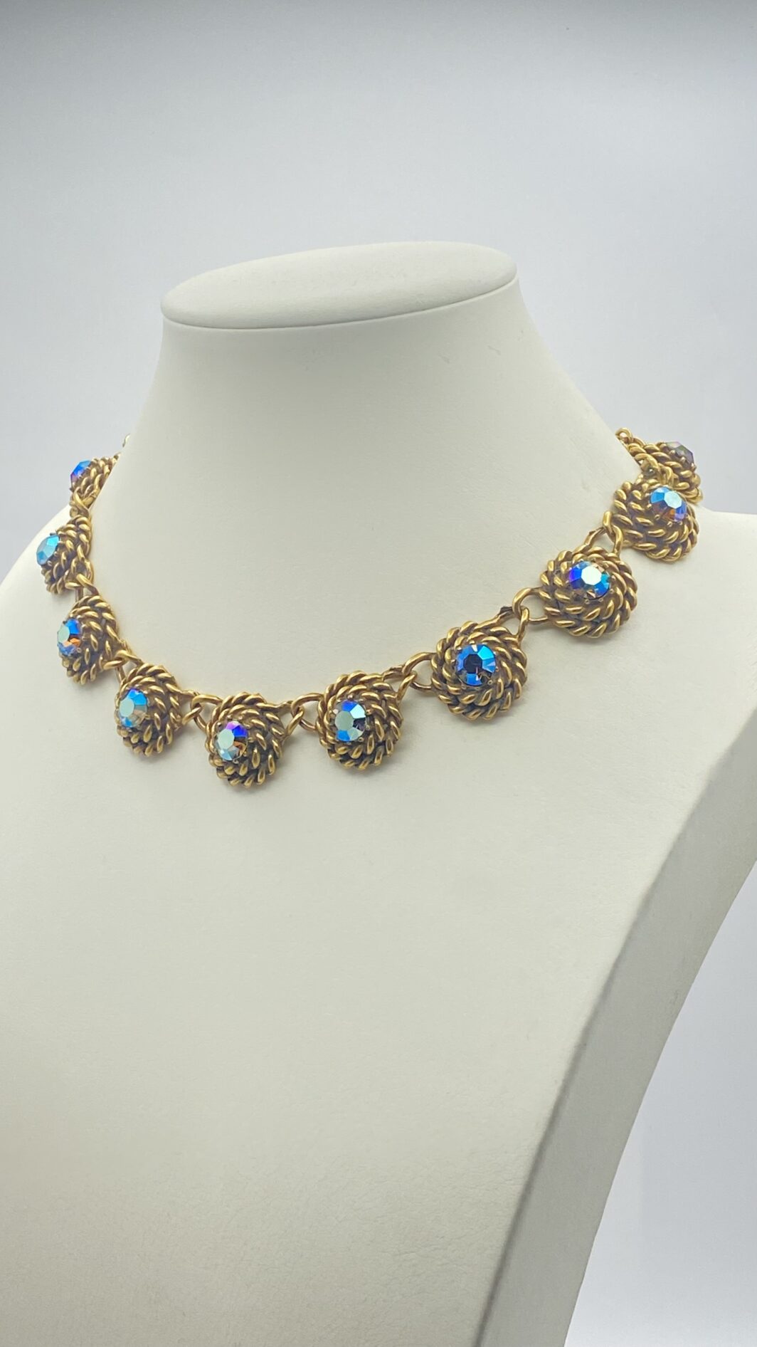 COLLIER VINTAGE ANNI ’40/’50 FIRMATO “CORO PEGASUS”, IN METALLO GOLDTONE E STRASS BOREALIS - immagine 4