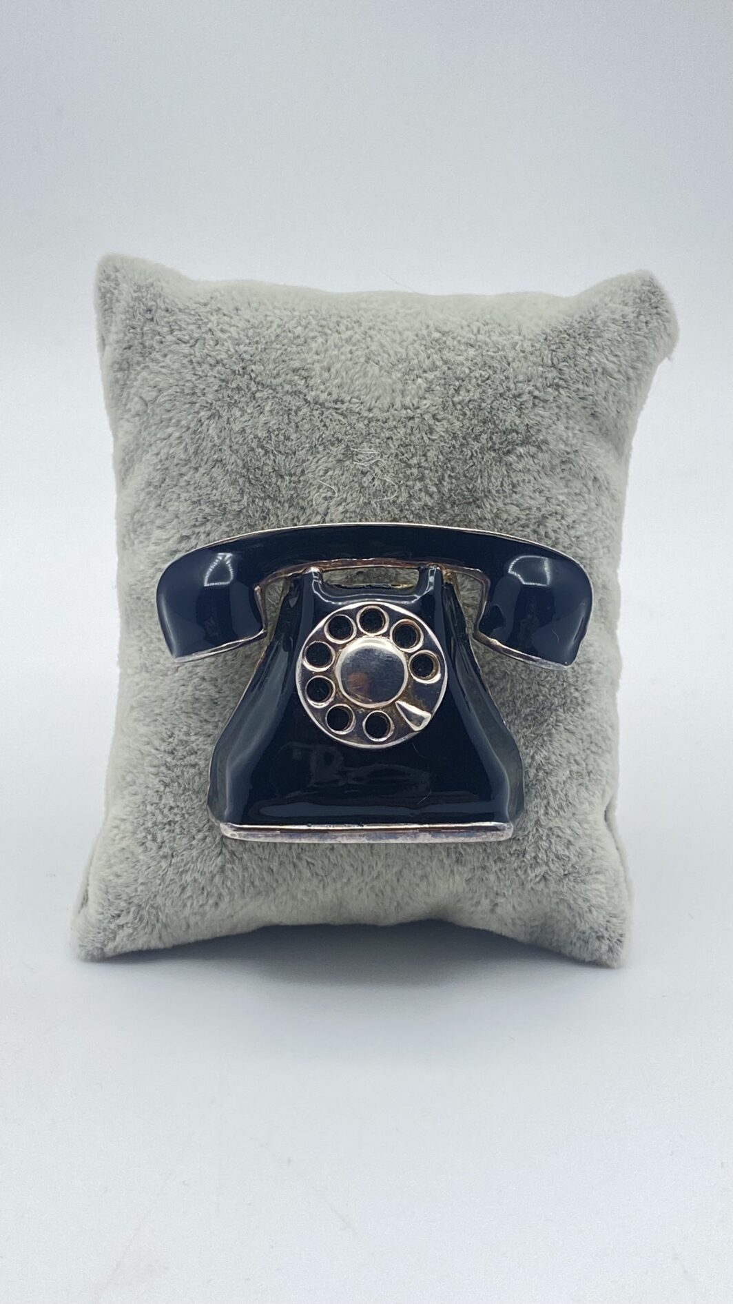 BUTLER & WILSON. SPILLA VINTAGE A FORMA DI TELEFONO, IN METALLO SMALTATO. U.K. ANNI ‘80 - immagine 2