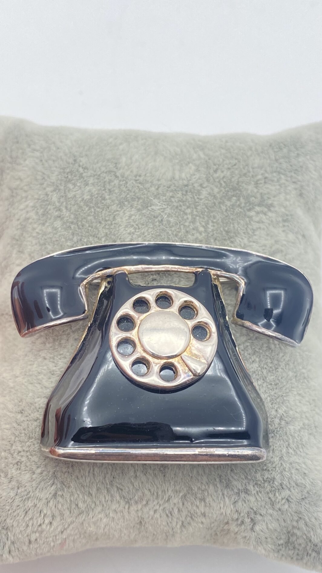 BUTLER & WILSON. SPILLA VINTAGE A FORMA DI TELEFONO, IN METALLO SMALTATO. U.K. ANNI ‘80 - immagine 6