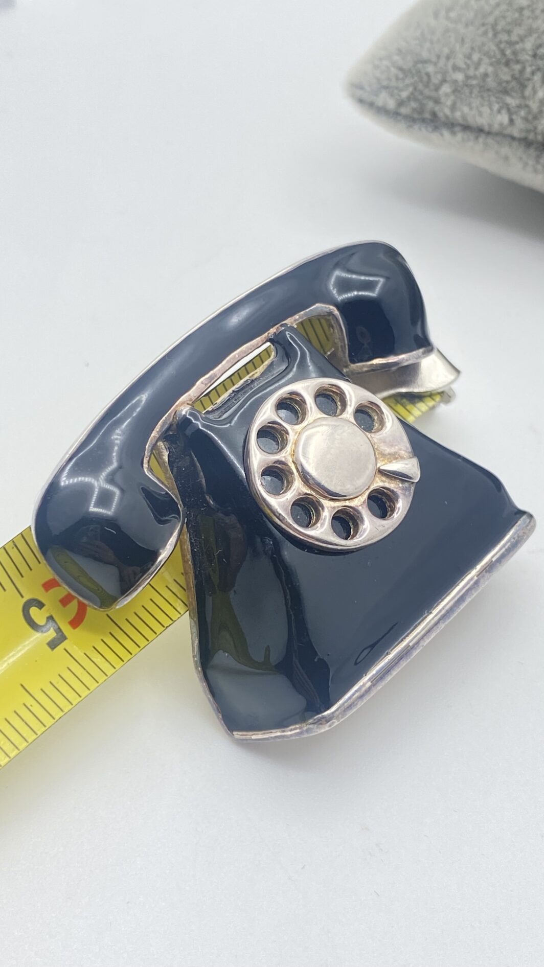 BUTLER & WILSON. SPILLA VINTAGE A FORMA DI TELEFONO, IN METALLO SMALTATO. U.K. ANNI ‘80 - immagine 8