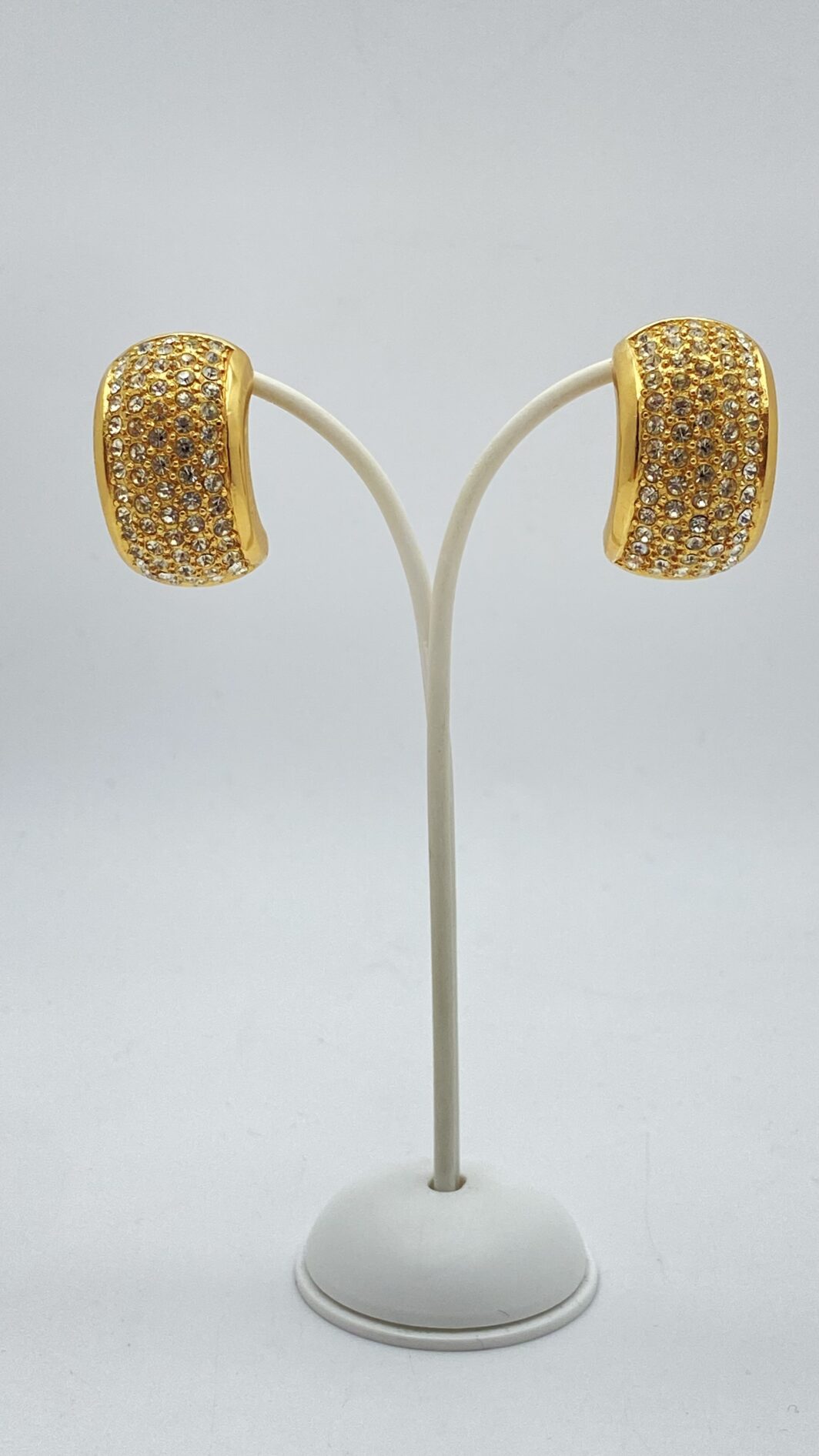 CHRISTIAN DIOR VINTAGE ANNI ‘80. PAIO DI ORECCHINI IN METALLO GOLDTONE E CRISTALLI DIAMOND LIKE. - immagine 3