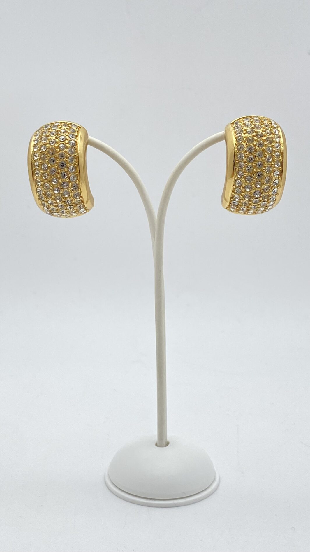 CHRISTIAN DIOR VINTAGE ANNI ‘80. PAIO DI ORECCHINI IN METALLO GOLDTONE E CRISTALLI DIAMOND LIKE. - immagine 4