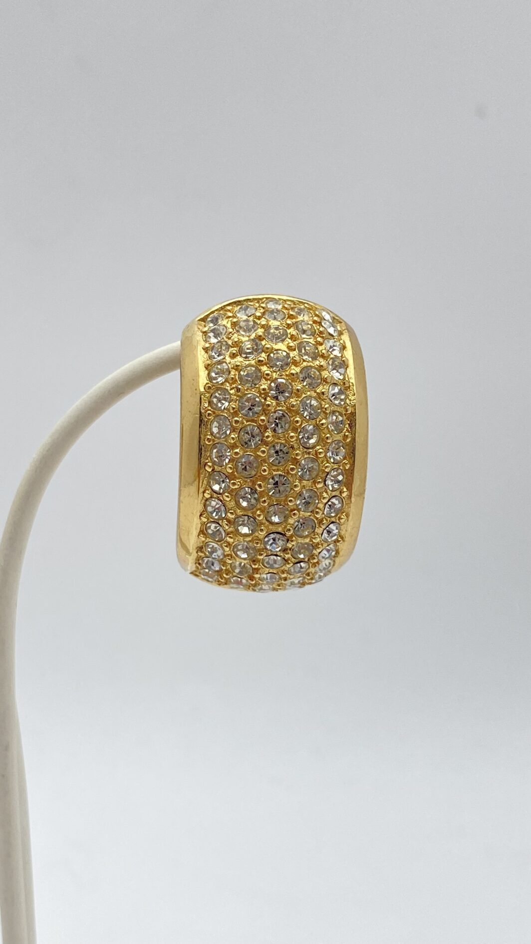 CHRISTIAN DIOR VINTAGE ANNI ‘80. PAIO DI ORECCHINI IN METALLO GOLDTONE E CRISTALLI DIAMOND LIKE. - immagine 8