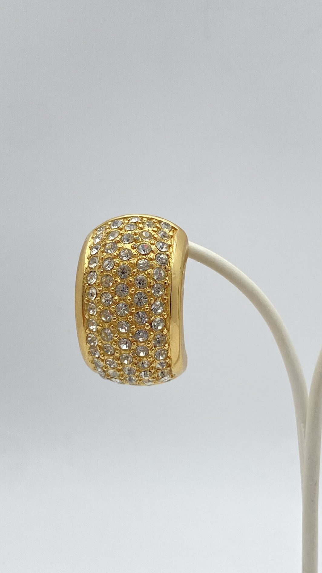 CHRISTIAN DIOR VINTAGE ANNI ‘80. PAIO DI ORECCHINI IN METALLO GOLDTONE E CRISTALLI DIAMOND LIKE. - immagine 9