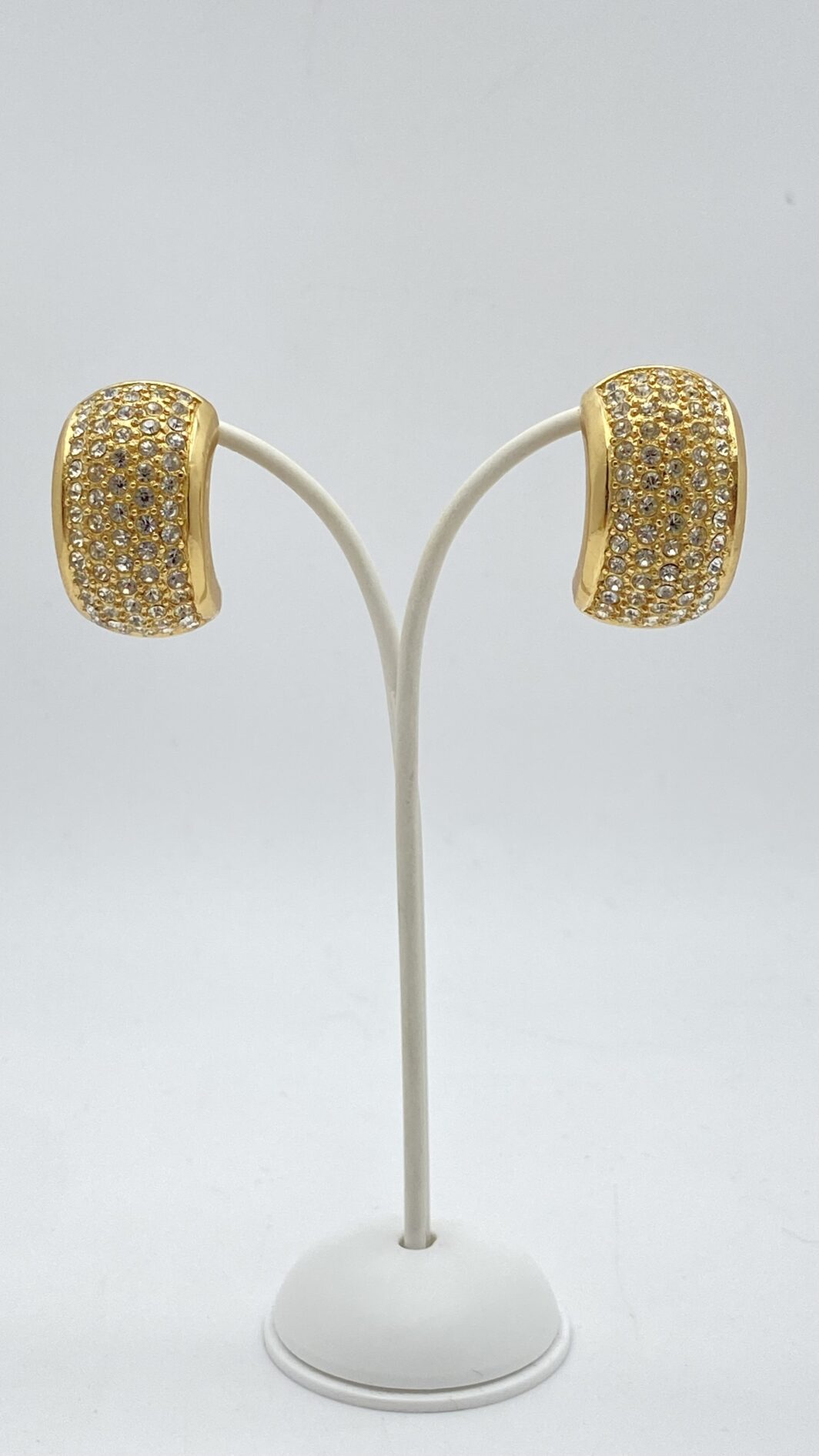 CHRISTIAN DIOR VINTAGE ANNI ‘80. PAIO DI ORECCHINI IN METALLO GOLDTONE E CRISTALLI DIAMOND LIKE. - immagine 7