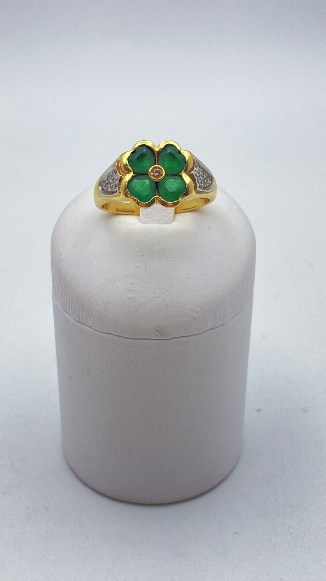 ANELLO VINTAGE IN ORO 18kt  CON QUADRIFOGLIO PORTE-BONHEUR IN PIETRE VERDI E ZIRCONI.