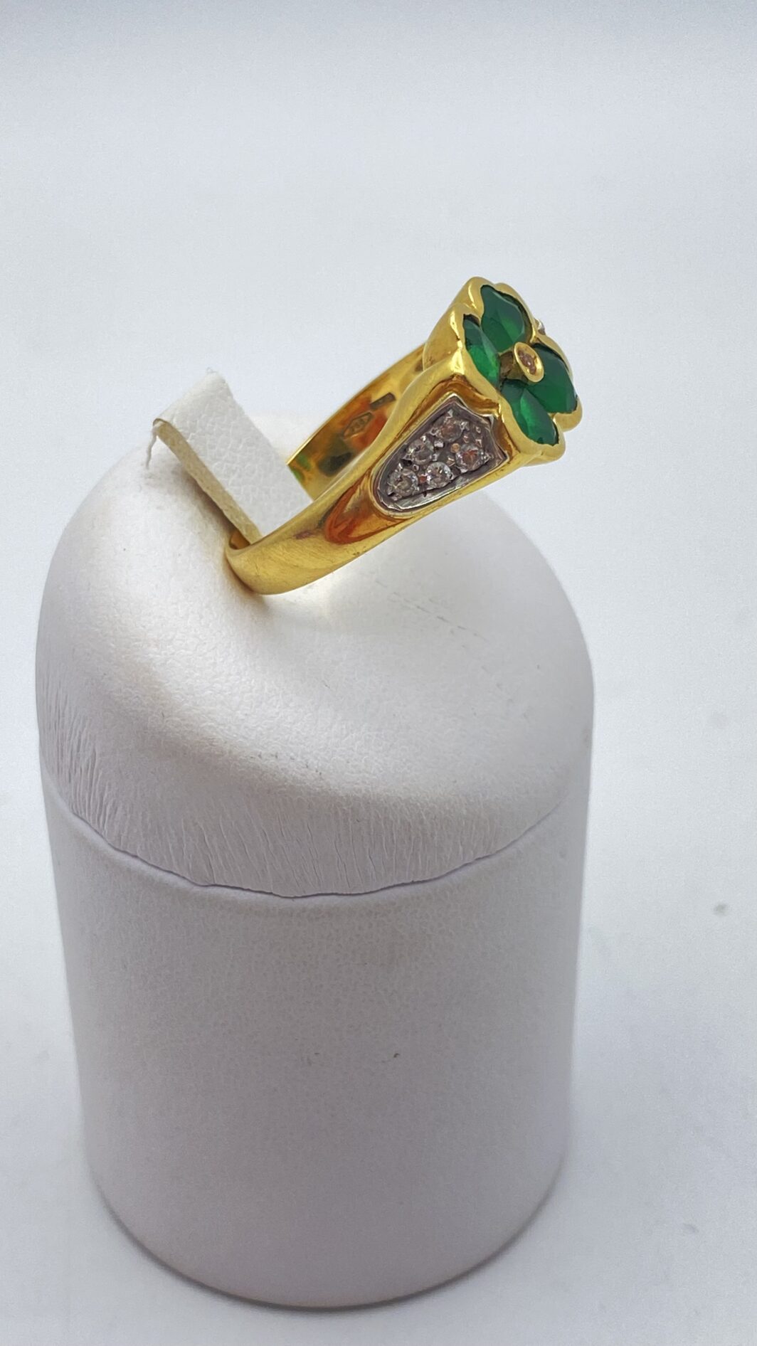 ANELLO VINTAGE IN ORO 18kt  CON QUADRIFOGLIO PORTE-BONHEUR IN PIETRE VERDI E ZIRCONI. - immagine 4