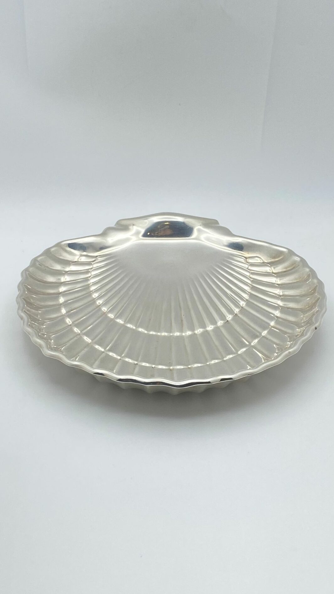 “TIFFANY” VINTAGE. ELEGANTE SALVER IN ARGENTO 925 A FORMA DI COQUILLE SAINT-JACQUES CON PIEDINI SFERICI