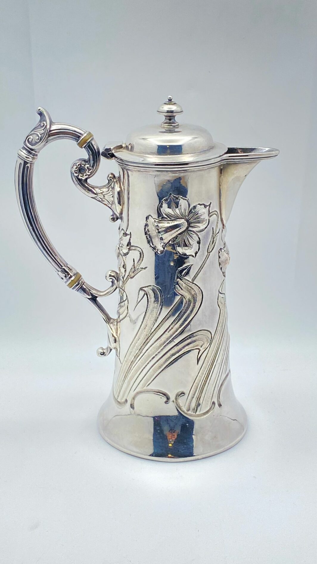 CAFFETTIERA SHEFFIELD ART NOUVEAU FIRMATA JAMES DIXON,  DECORATA A SBALZO E CESELLO CON NARCISI. INGHILTERRA, ANNO 1890. - immagine 2