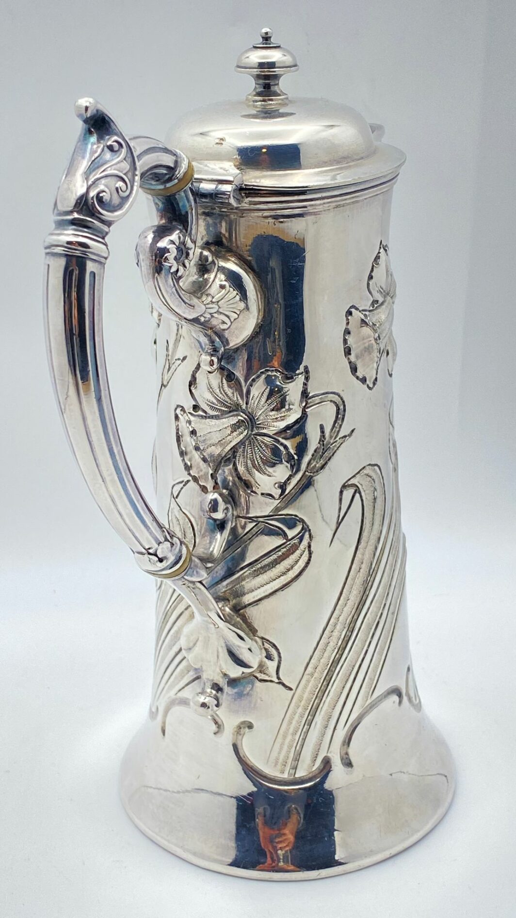 CAFFETTIERA SHEFFIELD ART NOUVEAU FIRMATA JAMES DIXON,  DECORATA A SBALZO E CESELLO CON NARCISI. INGHILTERRA, ANNO 1890. - immagine 4