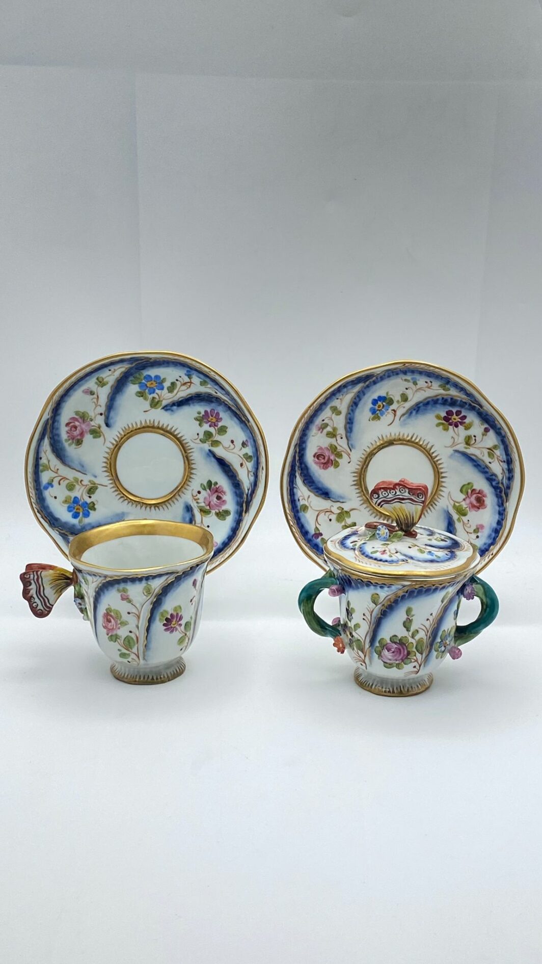 SET IN PORCELLANA SÈVRES XIX SECOLO CON DECORI FLOREALI, SMALTI POLICROMI E ORO ZECCHINO