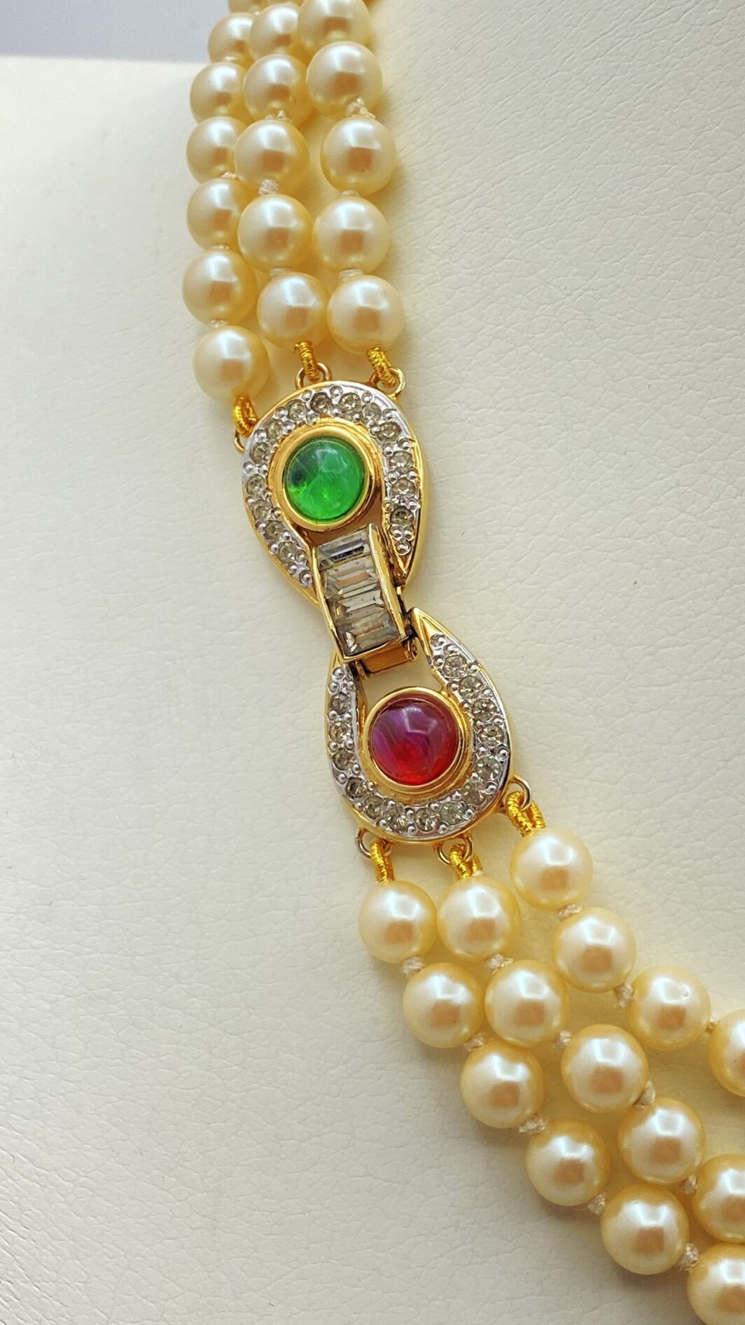 “VOGUE BIJOUX”. COLLANA A TRE FILI DI PERLE CON CHIUSURA IN METALLO GOLDTONE, PASTE DI VETRO COLORATE E CRISTALLI DIAMOND LIKE. BIGIOTTERIA AMERICANA ANNI ‘70 - immagine 7