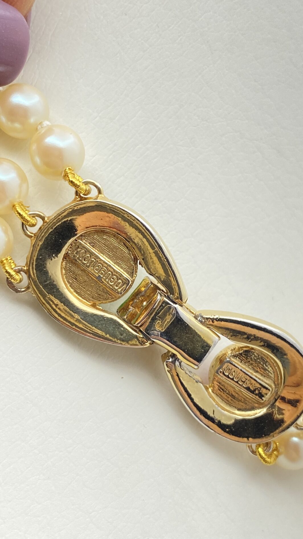 “VOGUE BIJOUX”. COLLANA A TRE FILI DI PERLE CON CHIUSURA IN METALLO GOLDTONE, PASTE DI VETRO COLORATE E CRISTALLI DIAMOND LIKE. BIGIOTTERIA AMERICANA ANNI ‘70 - immagine 8