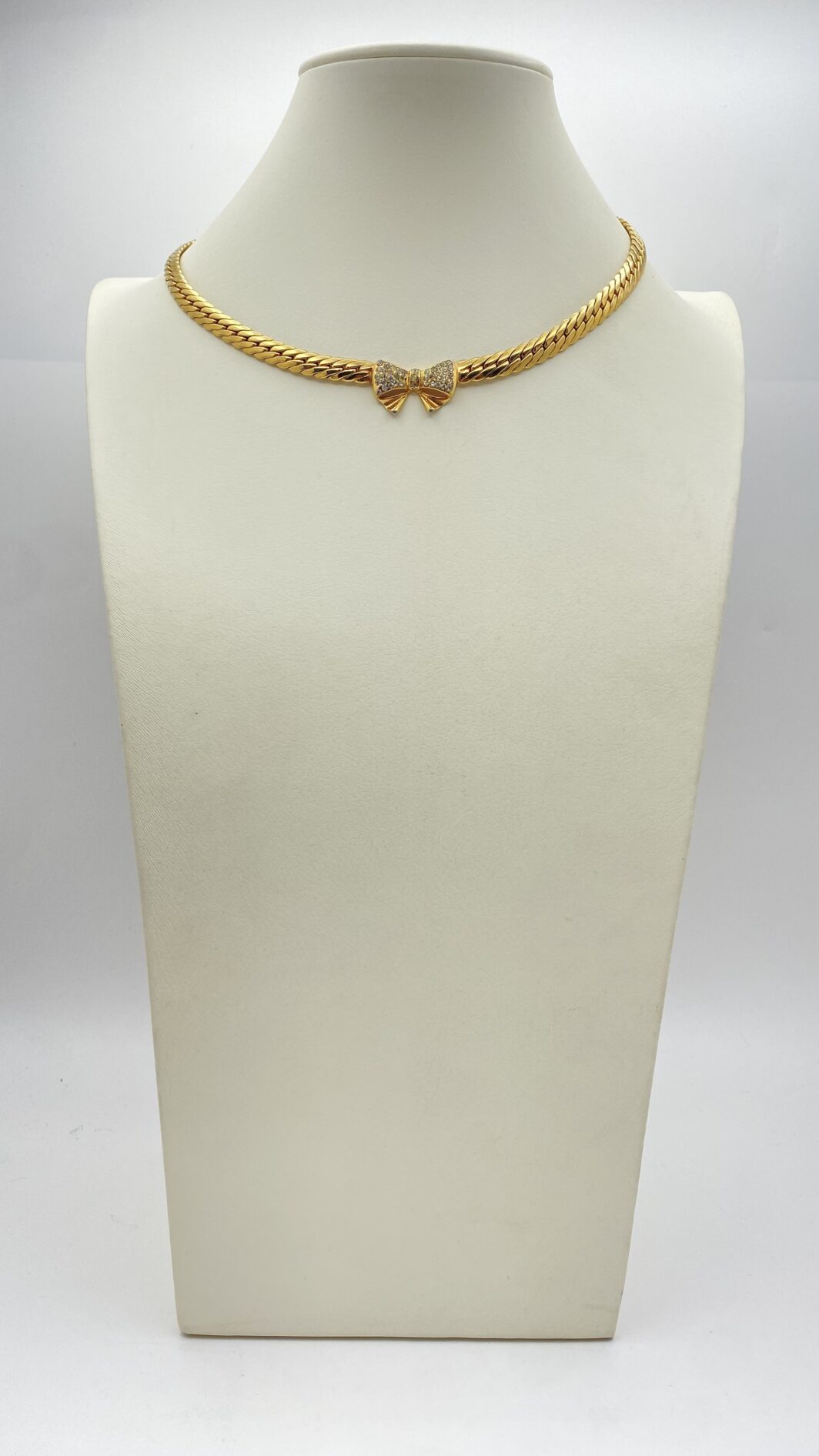 “CASCIO BIJOUX” VINTAGE. COLLIER CON FIOCCO, IN METALLO GOLDTONE E CRISTALLI DIAMOND LIKE. BIGIOTTERIA ITALIANA ANNI ‘70. - immagine 3