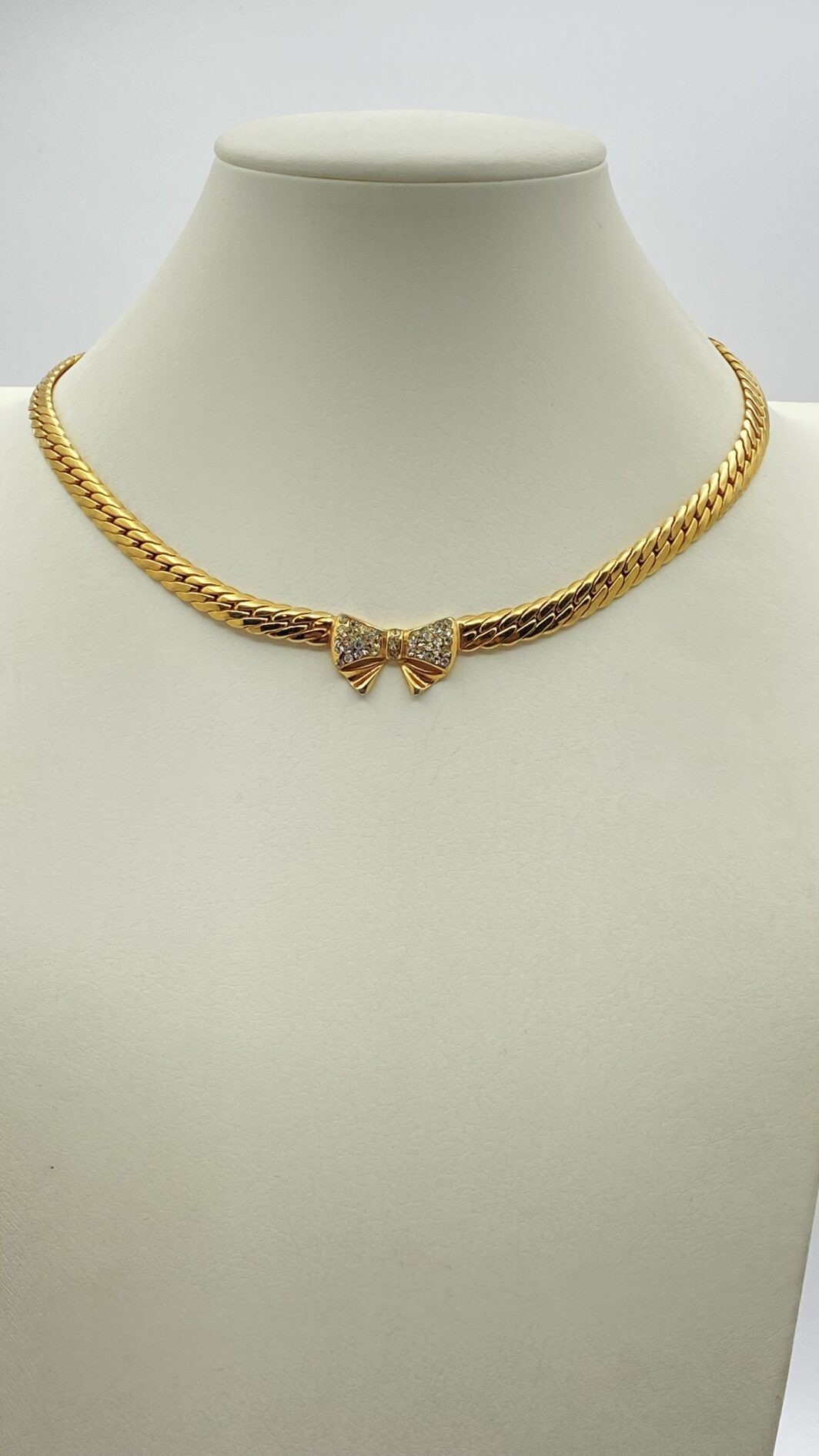 “CASCIO BIJOUX” VINTAGE. COLLIER CON FIOCCO, IN METALLO GOLDTONE E CRISTALLI DIAMOND LIKE. BIGIOTTERIA ITALIANA ANNI ‘70. - immagine 4