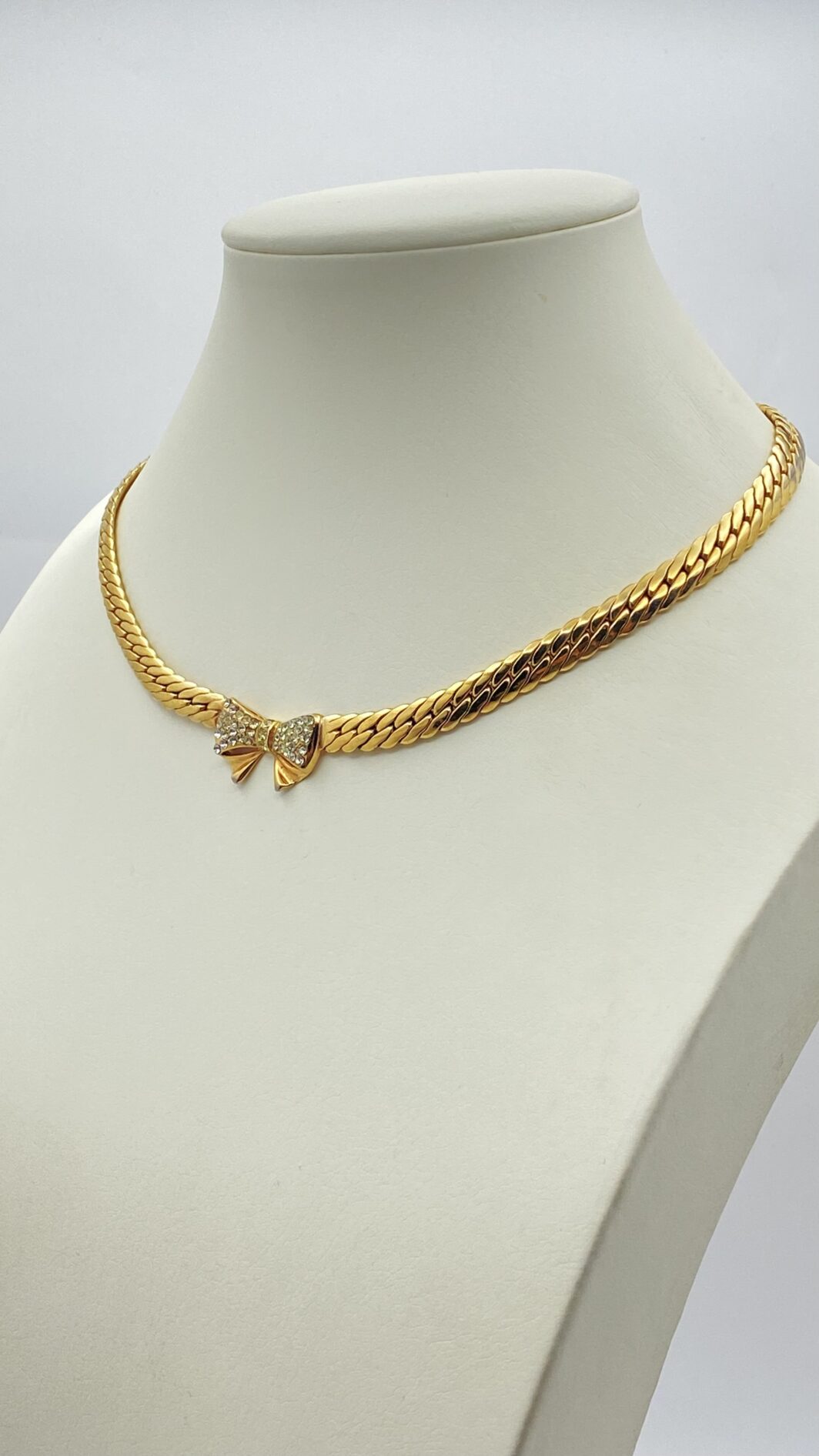 “CASCIO BIJOUX” VINTAGE. COLLIER CON FIOCCO, IN METALLO GOLDTONE E CRISTALLI DIAMOND LIKE. BIGIOTTERIA ITALIANA ANNI ‘70. - immagine 5