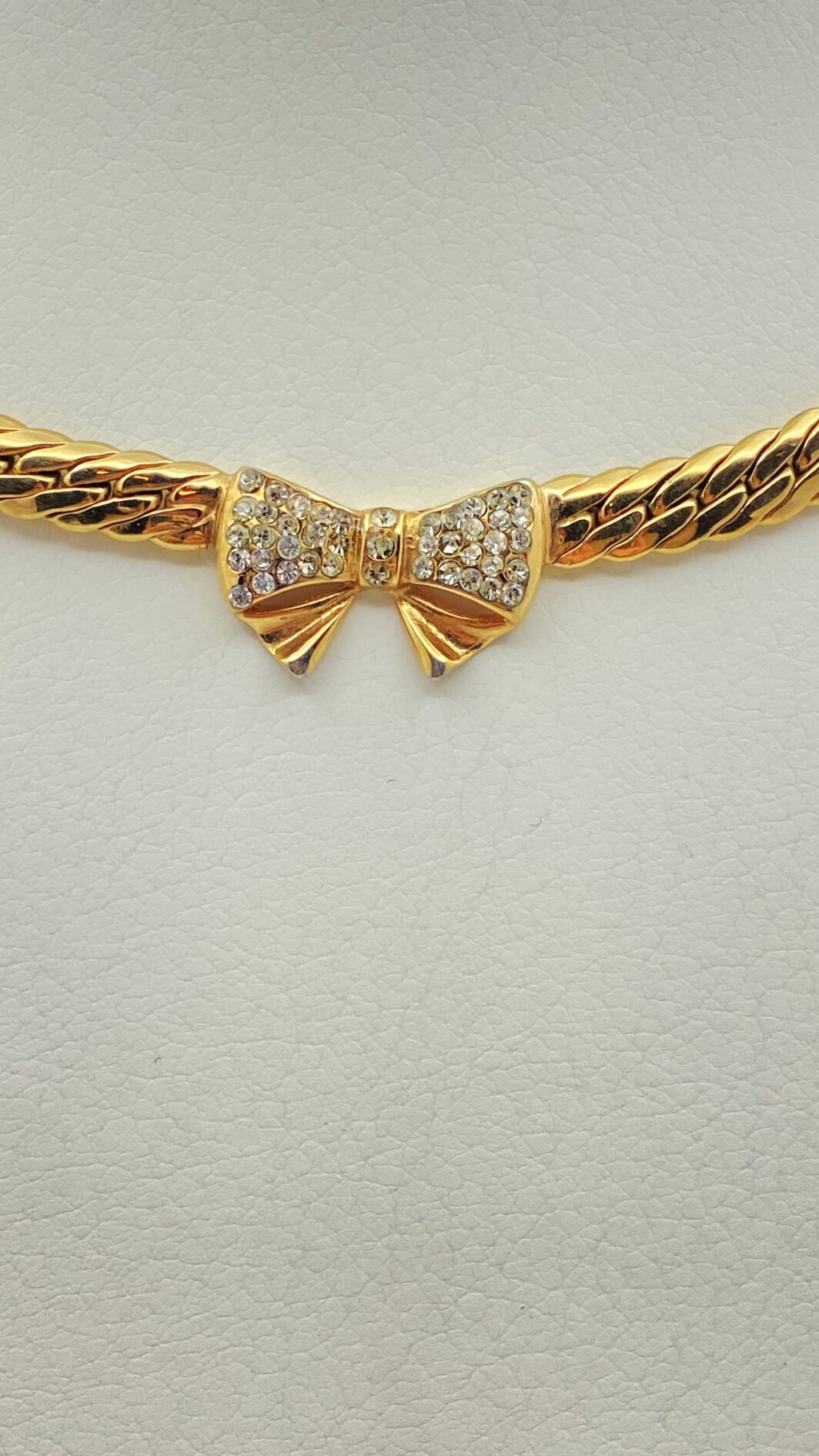 “CASCIO BIJOUX” VINTAGE. COLLIER CON FIOCCO, IN METALLO GOLDTONE E CRISTALLI DIAMOND LIKE. BIGIOTTERIA ITALIANA ANNI ‘70. - immagine 6