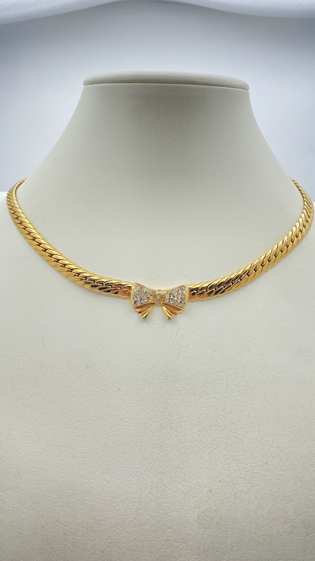 “CASCIO BIJOUX” VINTAGE. COLLIER CON FIOCCO, IN METALLO GOLDTONE E CRISTALLI DIAMOND LIKE. BIGIOTTERIA ITALIANA ANNI ‘70.