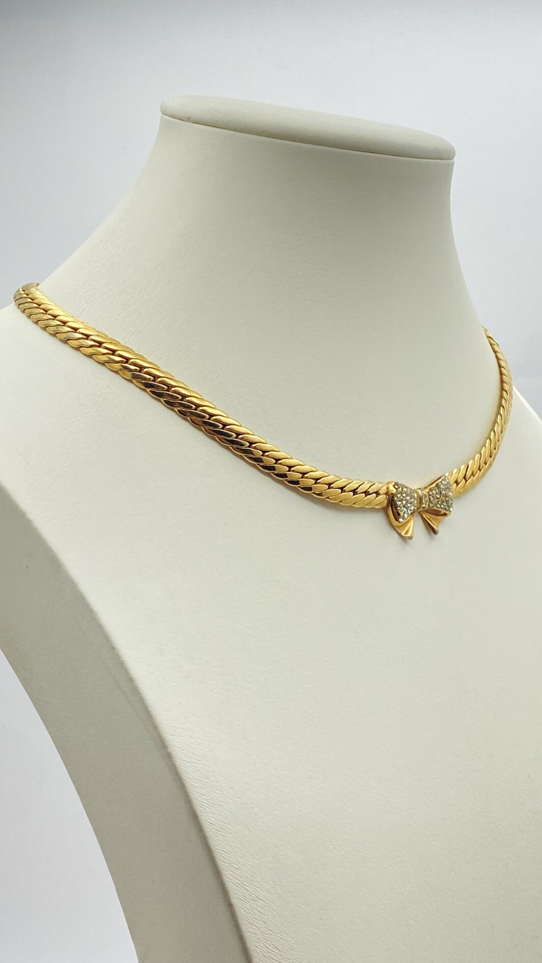 “CASCIO BIJOUX” VINTAGE. COLLIER CON FIOCCO, IN METALLO GOLDTONE E CRISTALLI DIAMOND LIKE. BIGIOTTERIA ITALIANA ANNI ‘70. - immagine 8