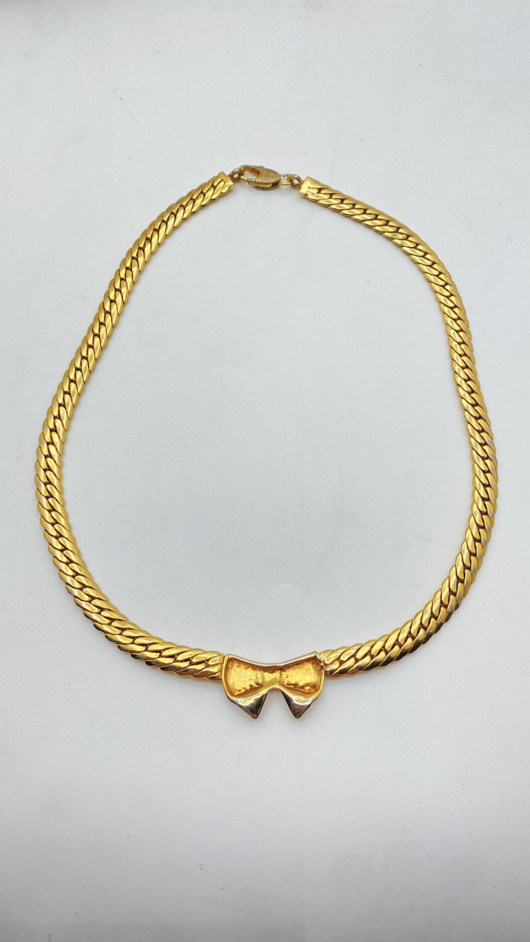 “CASCIO BIJOUX” VINTAGE. COLLIER CON FIOCCO, IN METALLO GOLDTONE E CRISTALLI DIAMOND LIKE. BIGIOTTERIA ITALIANA ANNI ‘70. - immagine 12