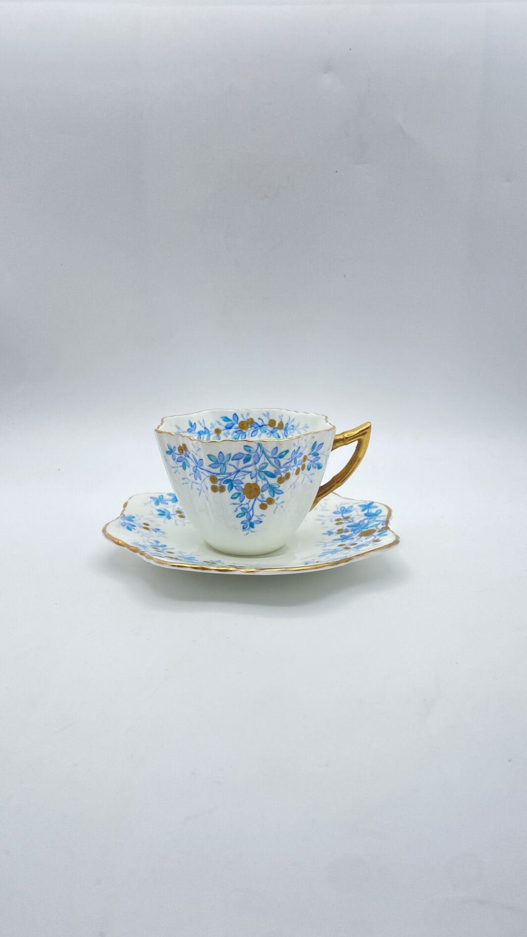 TAZZA DA TÉ VITTORIANA CON PIATTINO, IN PORCELLANA FINISSIMA, DI FORMA MOSSA. INGHILTERRA FINE XIX sec. - immagine 7