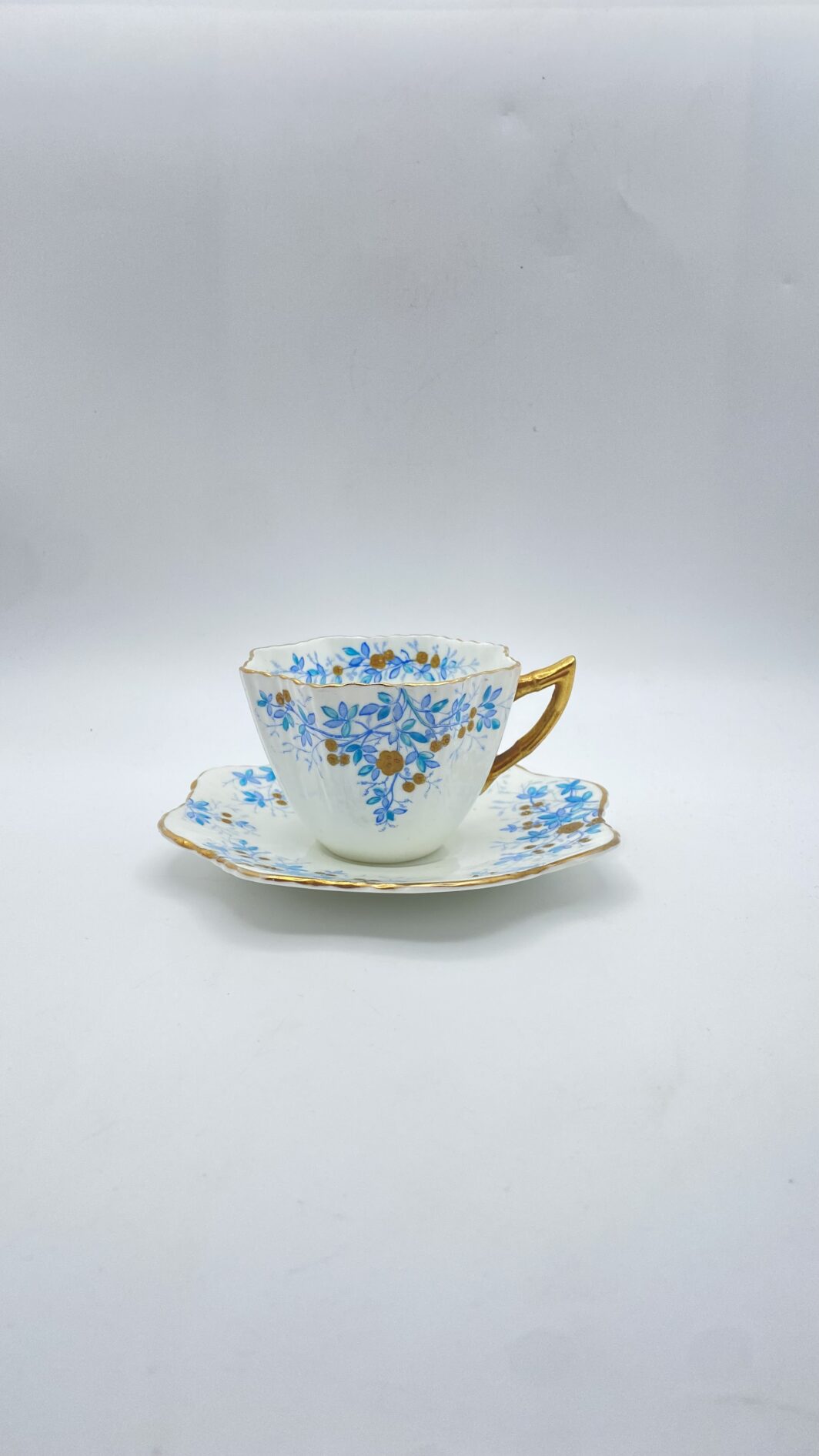 TAZZA DA TÉ VITTORIANA CON PIATTINO, IN PORCELLANA FINISSIMA, DI FORMA MOSSA. INGHILTERRA FINE XIX sec. - immagine 2