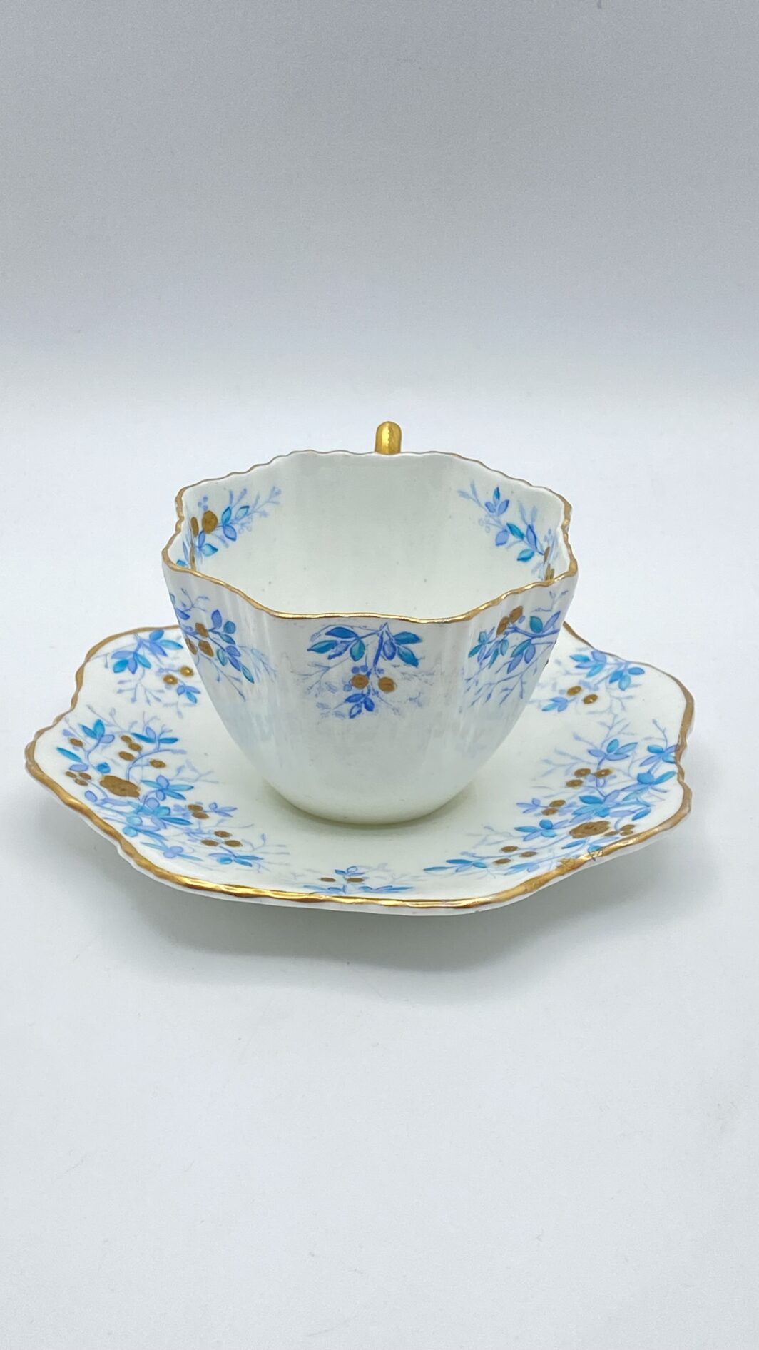 TAZZA DA TÉ VITTORIANA CON PIATTINO, IN PORCELLANA FINISSIMA, DI FORMA MOSSA. INGHILTERRA FINE XIX sec. - immagine 4