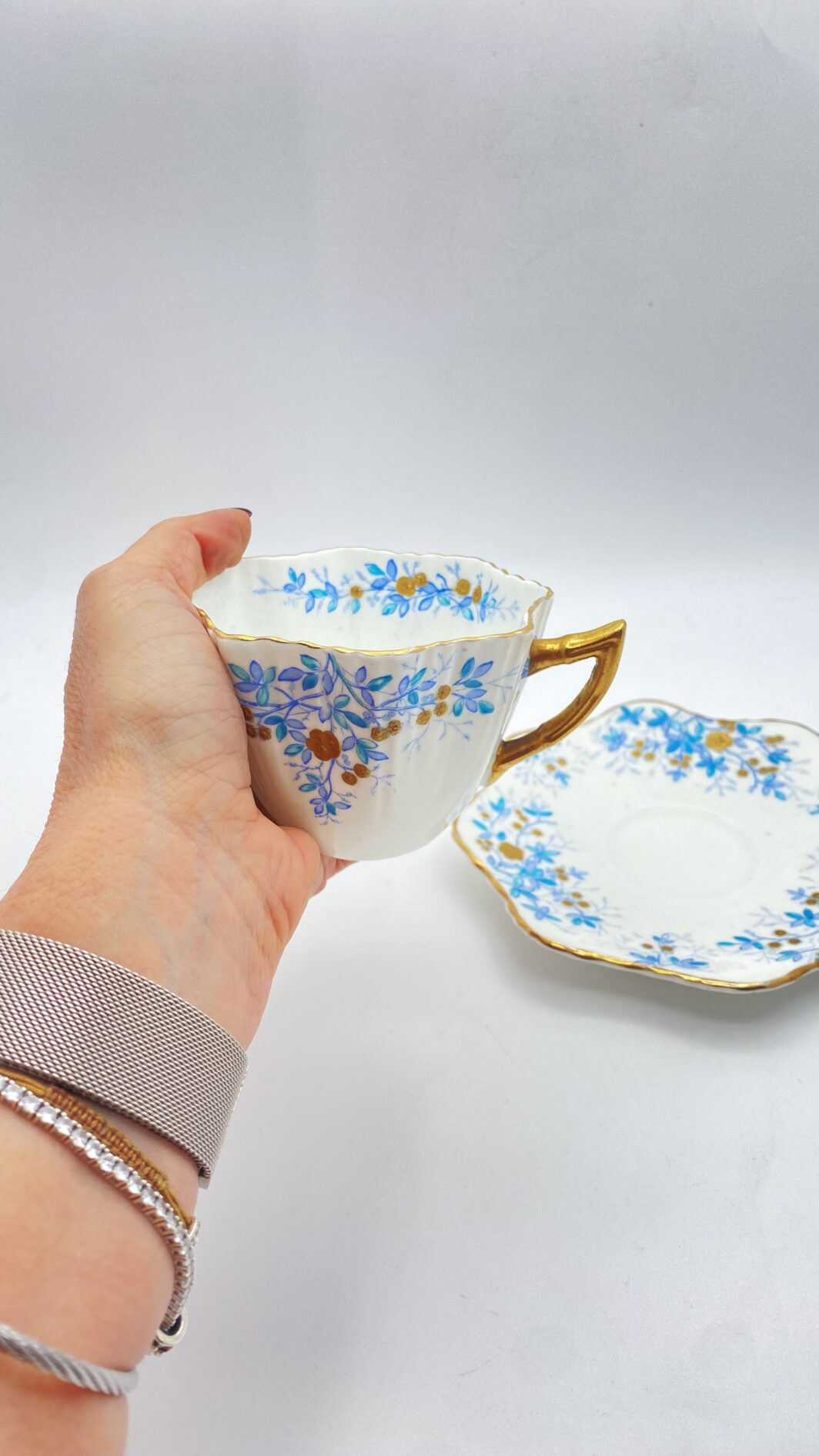 TAZZA DA TÉ VITTORIANA CON PIATTINO, IN PORCELLANA FINISSIMA, DI FORMA MOSSA. INGHILTERRA FINE XIX sec. - immagine 9