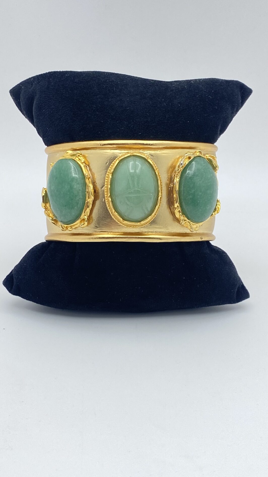 “KENNETH JAY LANE” VINTAGE ANNI ‘80. BRACCIALE A MANETTA IN METALLO GOLDTONE E PASTE DI VETRO. STILE EGIZIO. U.S.A.