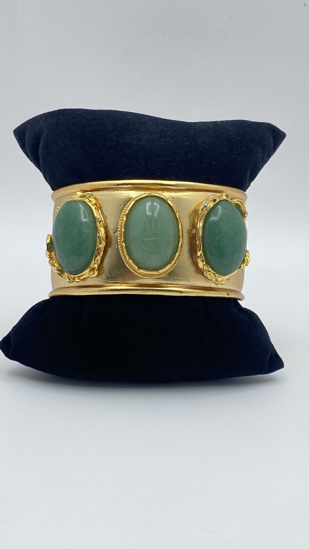 “KENNETH JAY LANE” VINTAGE ANNI ‘80. BRACCIALE A MANETTA IN METALLO GOLDTONE E PASTE DI VETRO. STILE EGIZIO. U.S.A. - immagine 4