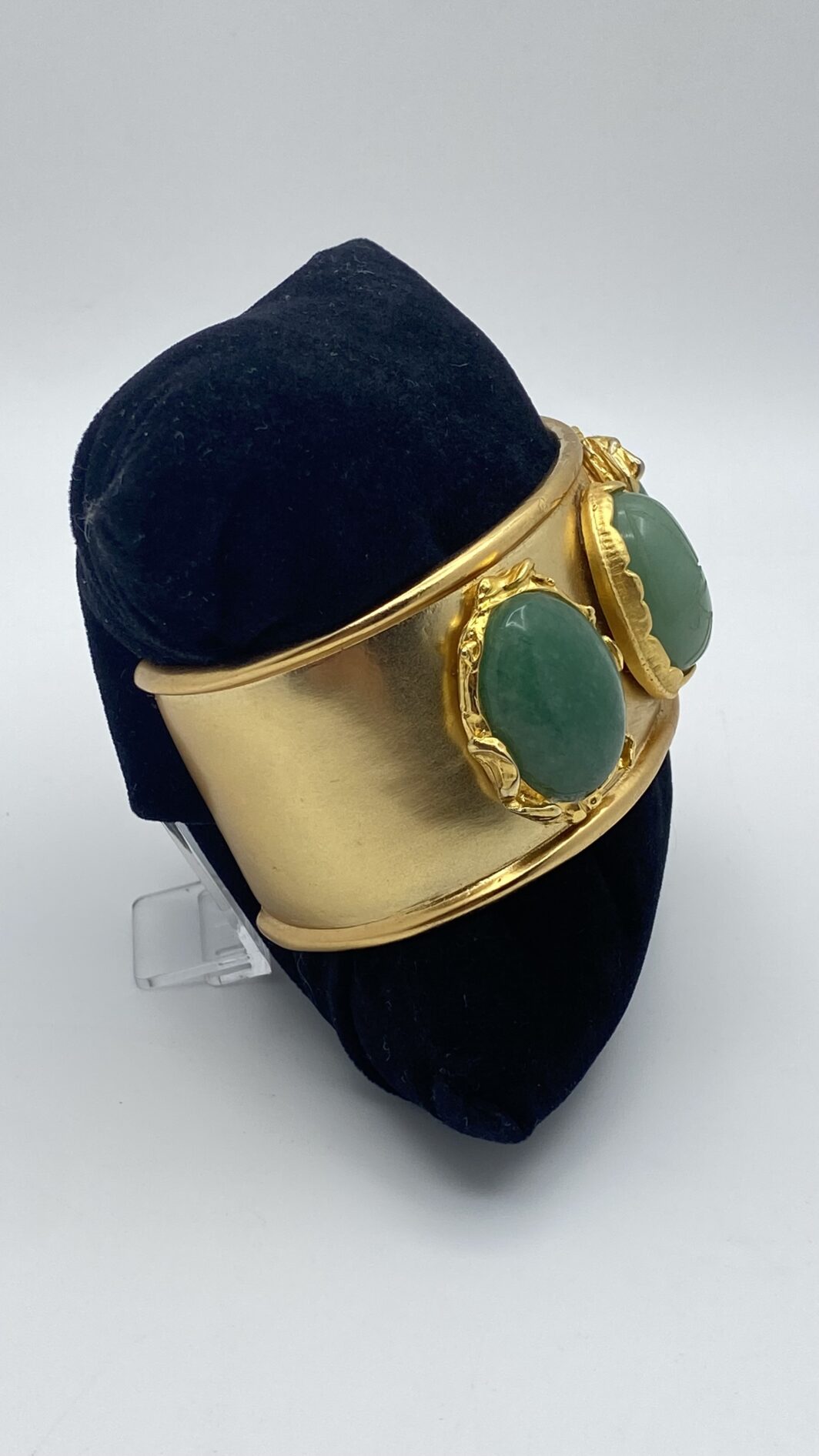 “KENNETH JAY LANE” VINTAGE ANNI ‘80. BRACCIALE A MANETTA IN METALLO GOLDTONE E PASTE DI VETRO. STILE EGIZIO. U.S.A. - immagine 8