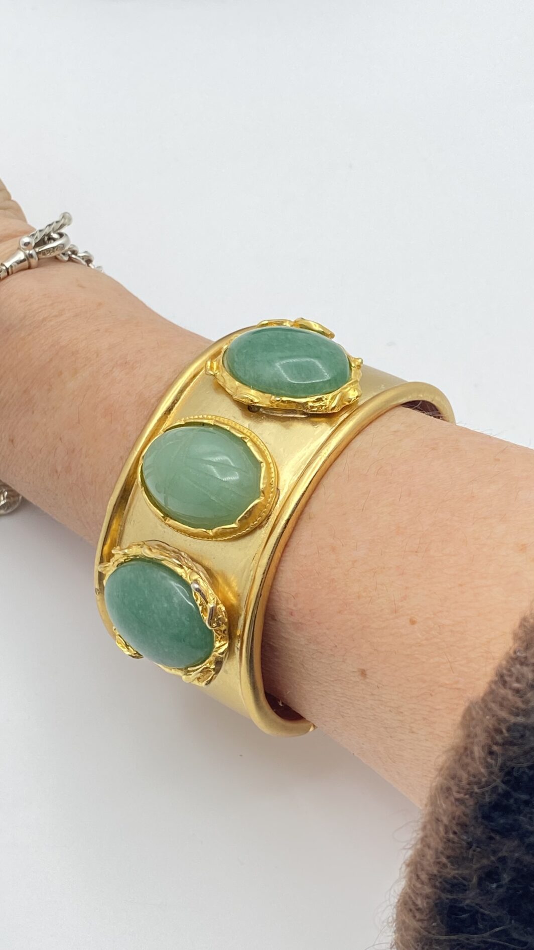 “KENNETH JAY LANE” VINTAGE ANNI ‘80. BRACCIALE A MANETTA IN METALLO GOLDTONE E PASTE DI VETRO. STILE EGIZIO. U.S.A. - immagine 10