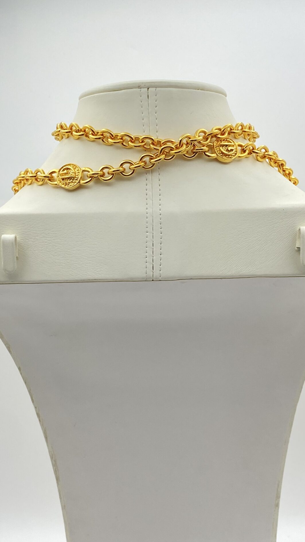 “GUY LAROCHE” PARURE IN METALLO GOLDTONE. PARIGI, VINTAGE ANNI ‘80. - immagine 20