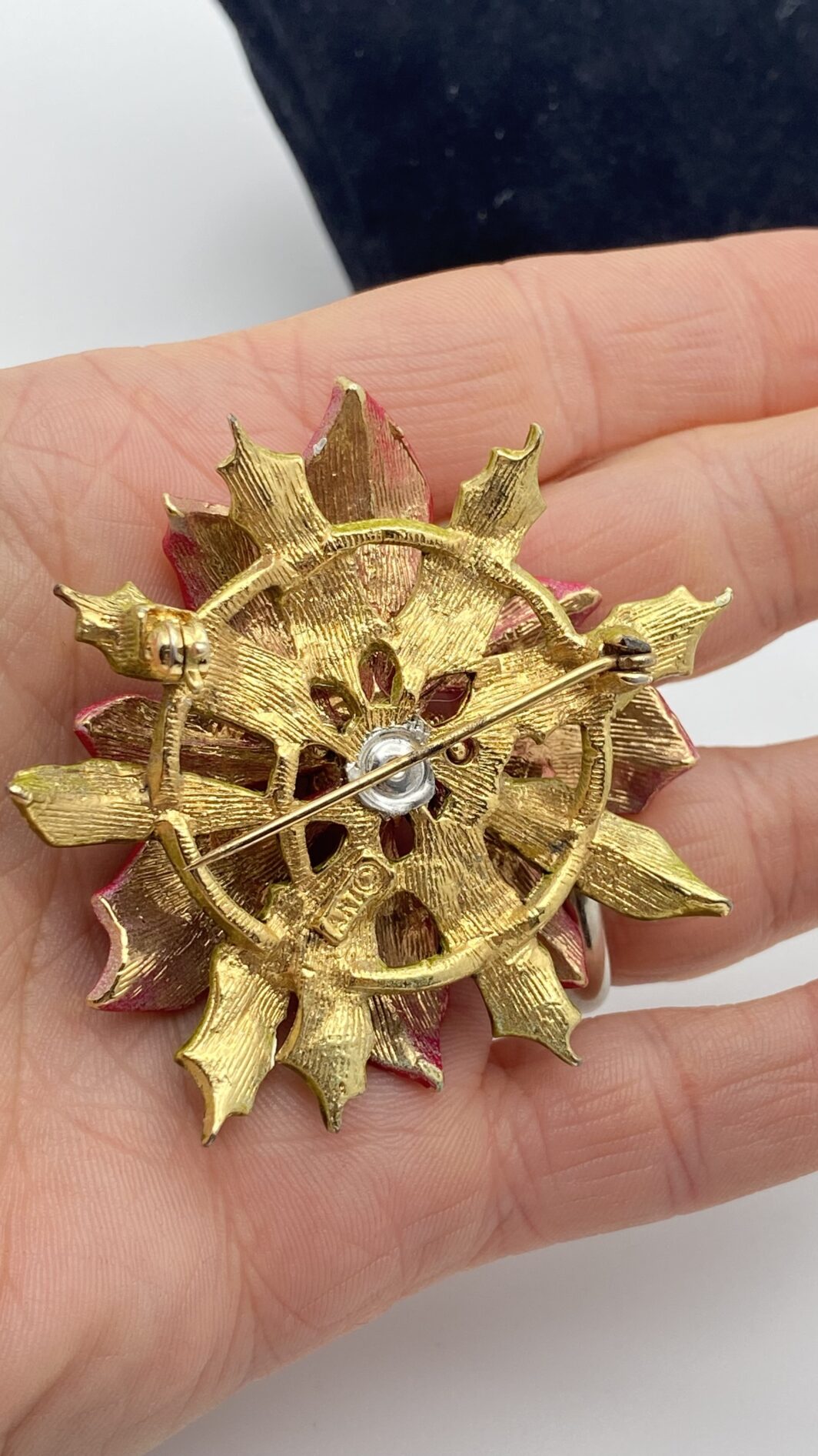 “ART” SPILLA A FORMA DI FIORE “STELLA DI NATALE” IN METALLO GOLDTONE, SMALTI E CRISTALLI POLICROMI. U.S.A. ANNI ‘50 - immagine 5