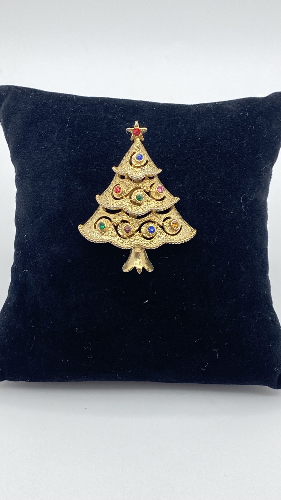 “J.J.” SPILLA VINAGE ANNI ‘50 A FORMA DI ALBERO DI NATALE, IN METALLO GOLDTONE E CRISTALLI POLICROMI. U.S.A.