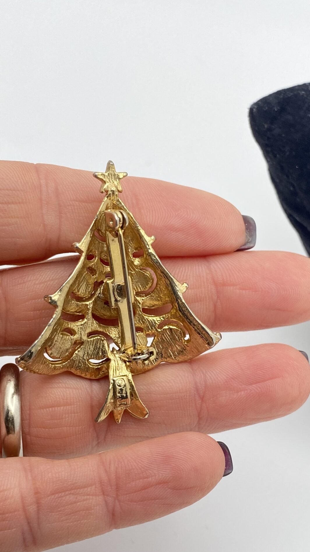 “J.J.” SPILLA VINAGE ANNI ‘50 A FORMA DI ALBERO DI NATALE, IN METALLO GOLDTONE E CRISTALLI POLICROMI. U.S.A. - immagine 5