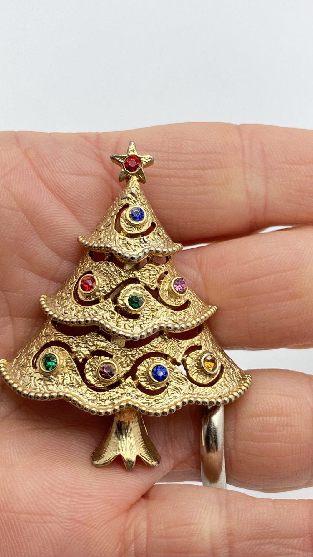 “J.J.” SPILLA VINAGE ANNI ‘50 A FORMA DI ALBERO DI NATALE, IN METALLO GOLDTONE E CRISTALLI POLICROMI. U.S.A. - immagine 6