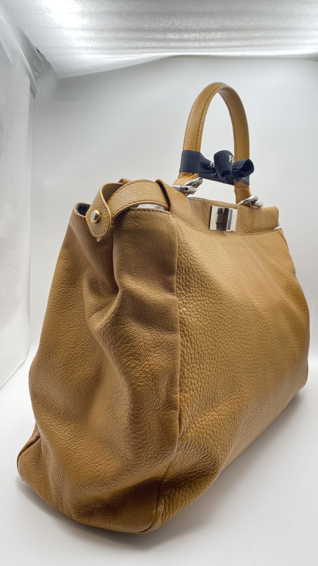 FENDI PEEKABOO. MERAVIGLIOSA BORSA VINTAGE INIZI ANNI 2000. PERFETTE CONDIZIONI. CON CARTELLINO ORIGINALE, FODERA, ANTITACCHEGGIO E NUMERO DI SERIE - immagine 15