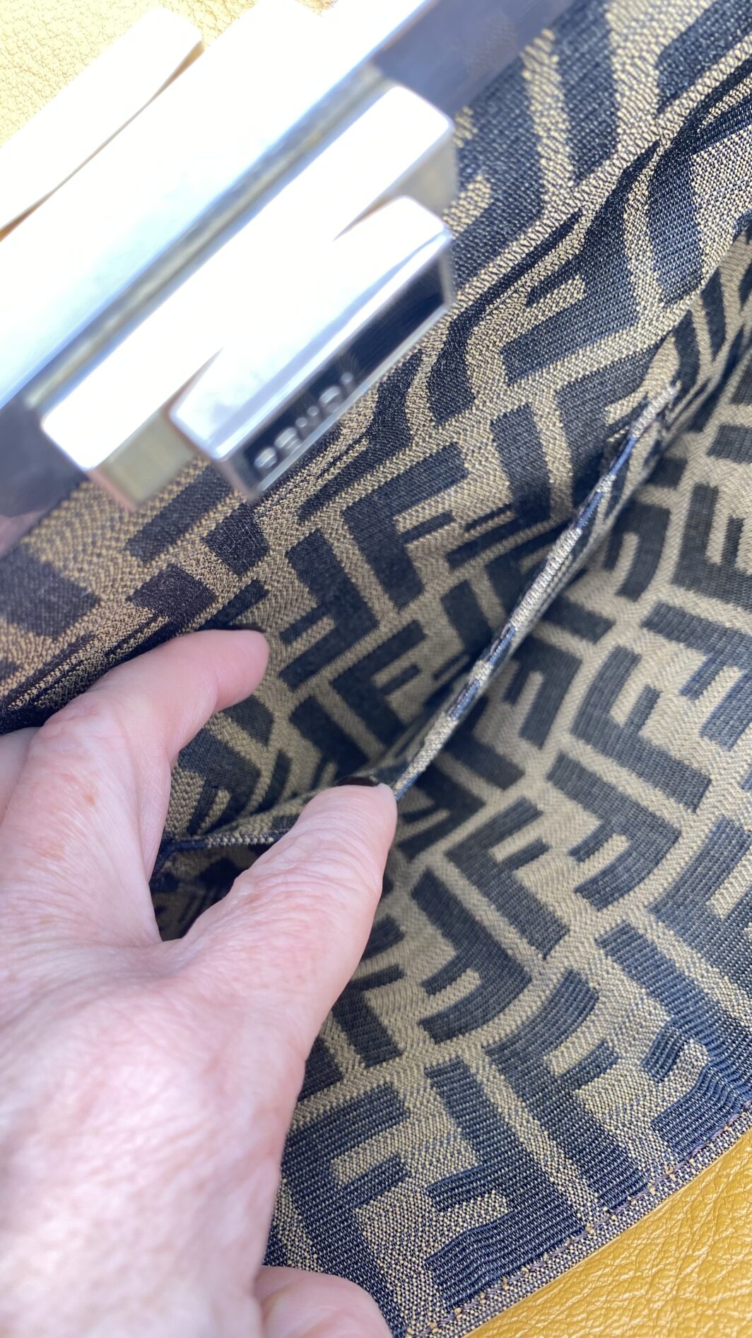 FENDI PEEKABOO. MERAVIGLIOSA BORSA VINTAGE INIZI ANNI 2000. PERFETTE CONDIZIONI. CON CARTELLINO ORIGINALE, FODERA, ANTITACCHEGGIO E NUMERO DI SERIE - immagine 39