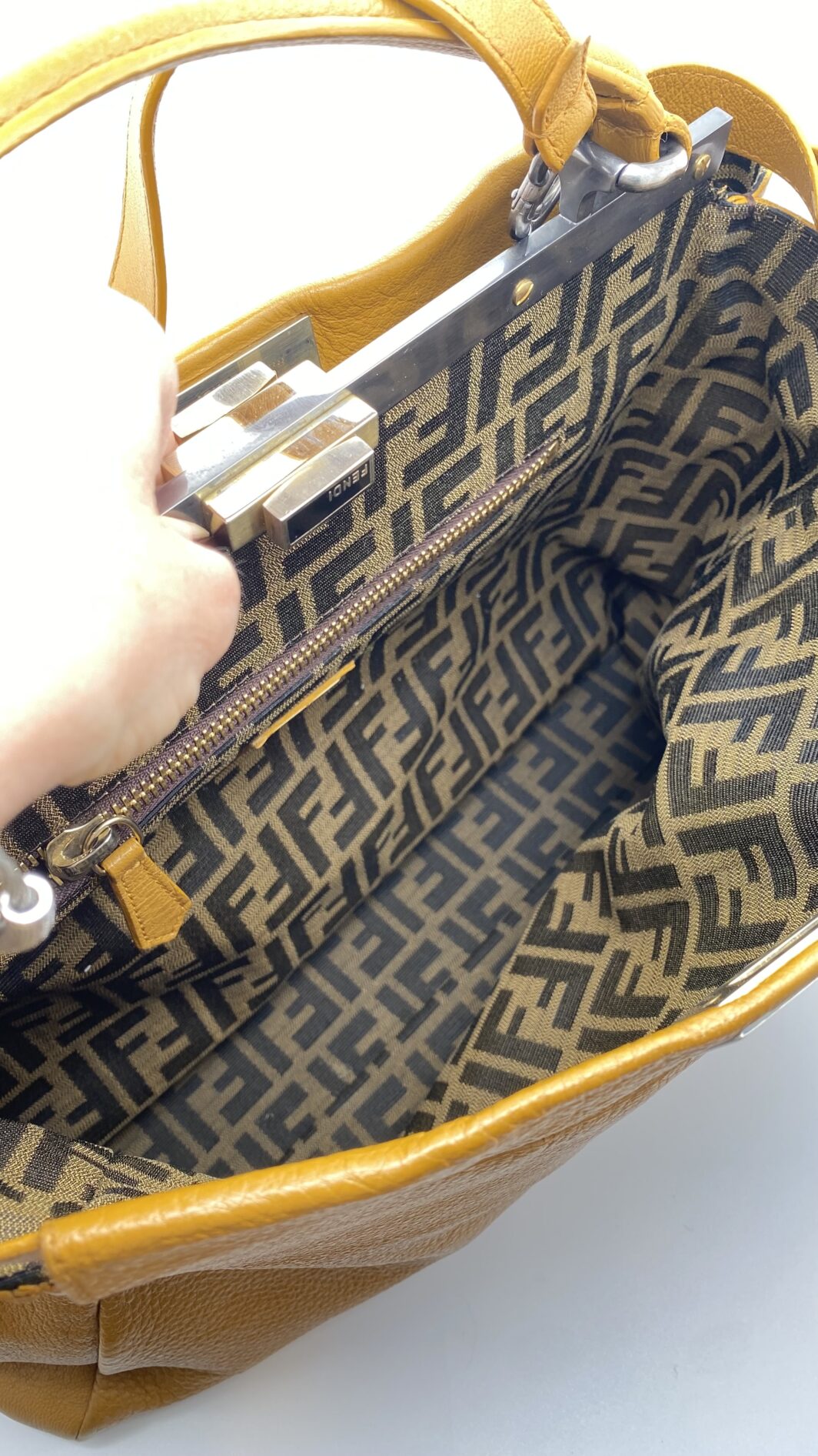 FENDI PEEKABOO. MERAVIGLIOSA BORSA VINTAGE INIZI ANNI 2000. PERFETTE CONDIZIONI. CON CARTELLINO ORIGINALE, FODERA, ANTITACCHEGGIO E NUMERO DI SERIE - immagine 38