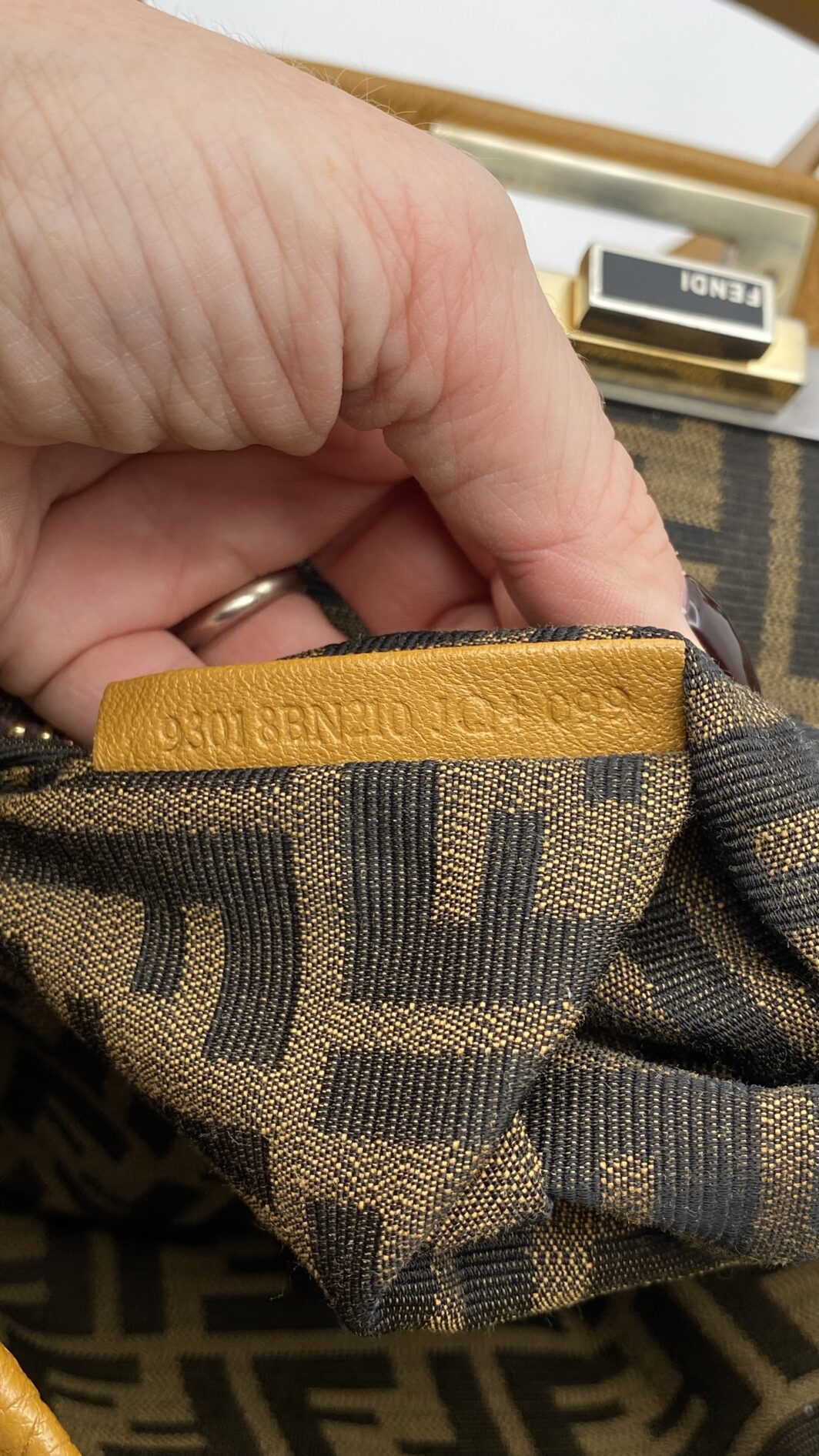 FENDI PEEKABOO. MERAVIGLIOSA BORSA VINTAGE INIZI ANNI 2000. PERFETTE CONDIZIONI. CON CARTELLINO ORIGINALE, FODERA, ANTITACCHEGGIO E NUMERO DI SERIE - immagine 45