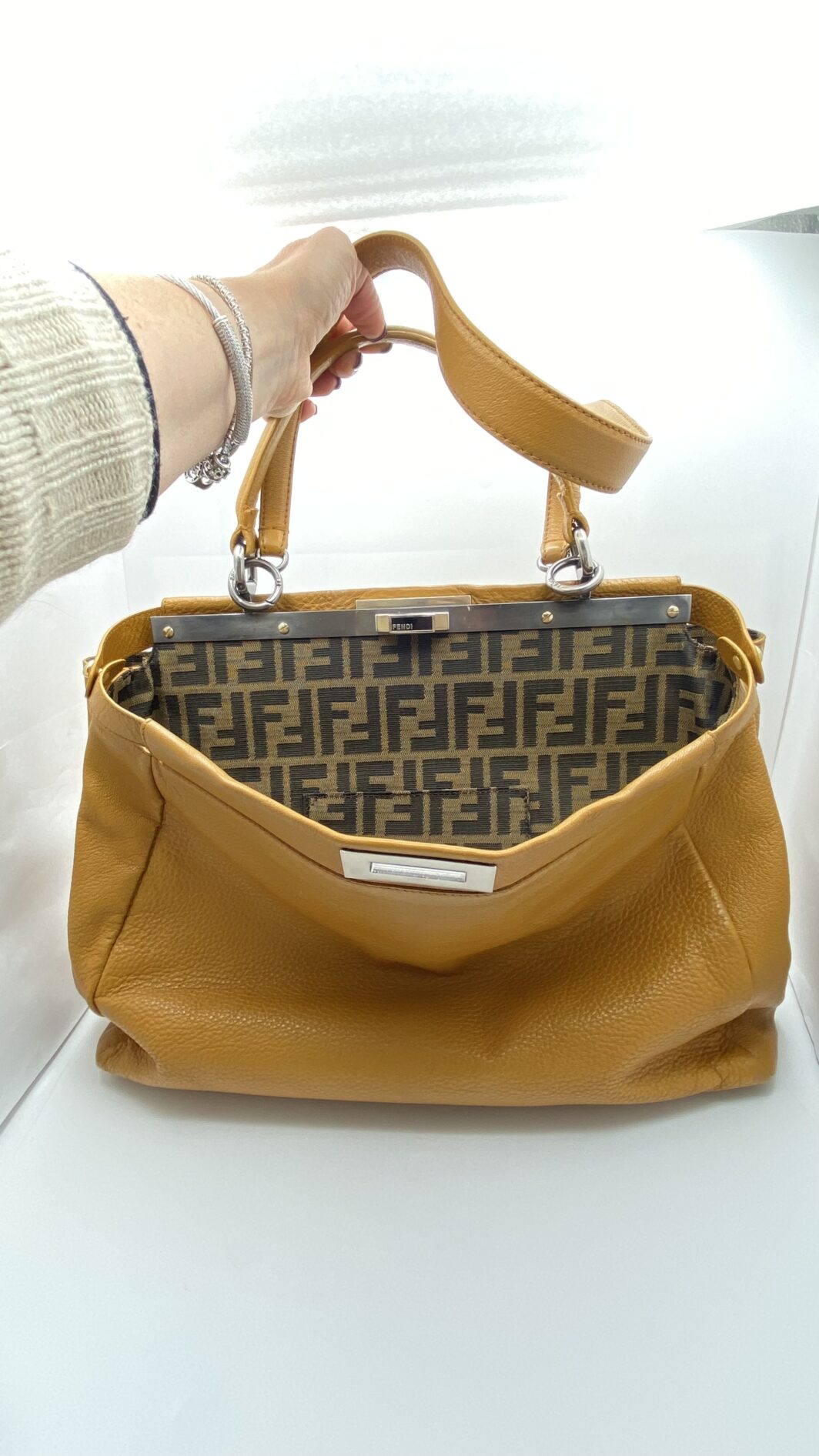 FENDI PEEKABOO. MERAVIGLIOSA BORSA VINTAGE INIZI ANNI 2000. PERFETTE CONDIZIONI. CON CARTELLINO ORIGINALE, FODERA, ANTITACCHEGGIO E NUMERO DI SERIE - immagine 53