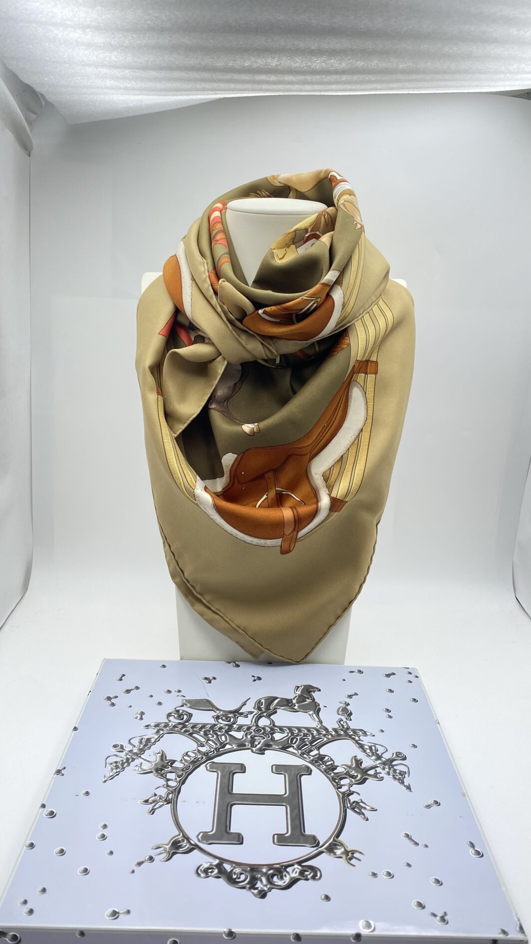 HERMÉS CARRÉ 90 “JUMPING”. BY PHILIPPE LEDOUX. STRAORDINARIO FOULARD VINTAGE ANNI ‘70. - immagine 10