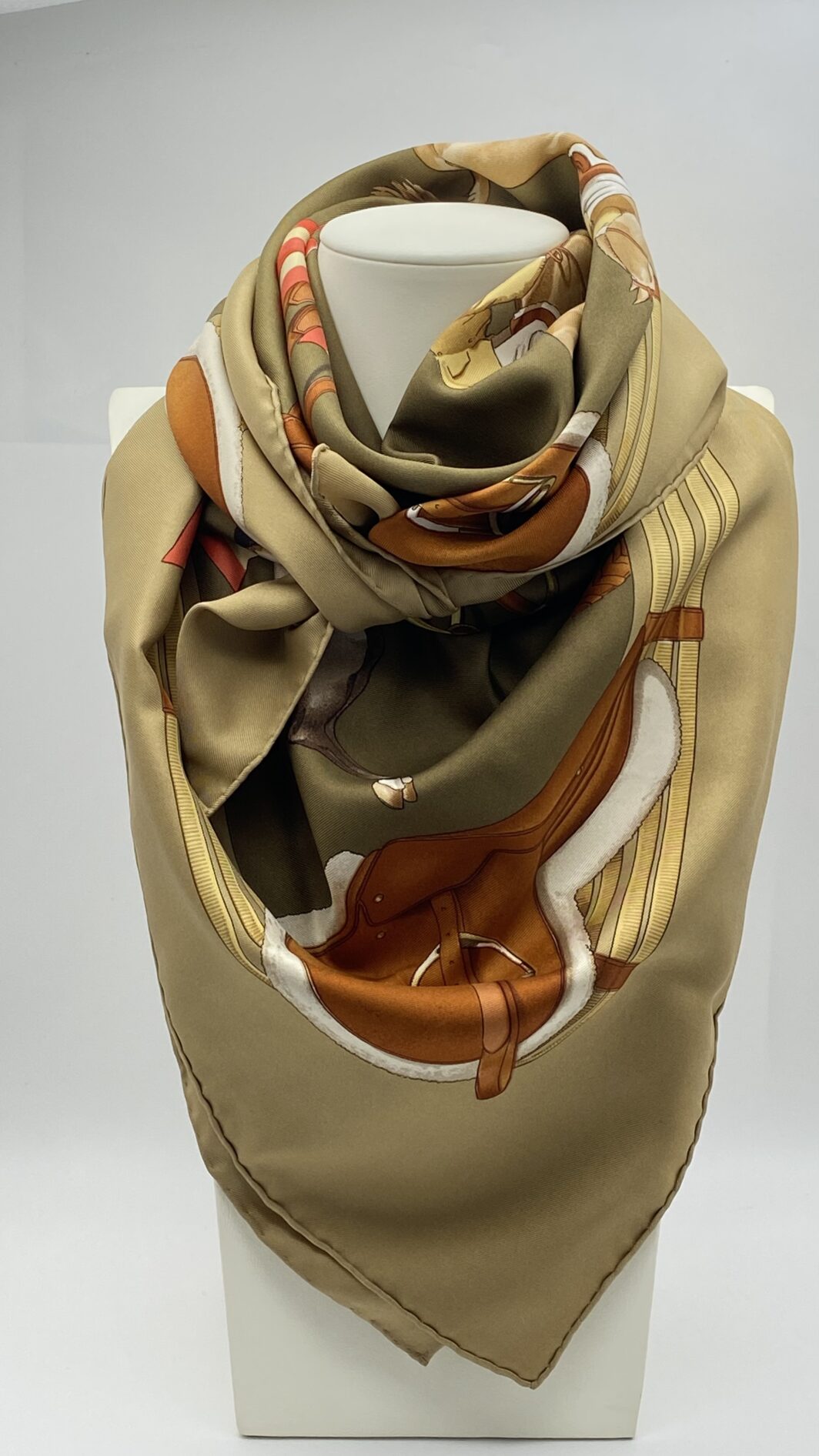 HERMÉS CARRÉ 90 “JUMPING”. BY PHILIPPE LEDOUX. STRAORDINARIO FOULARD VINTAGE ANNI ‘70. - immagine 9