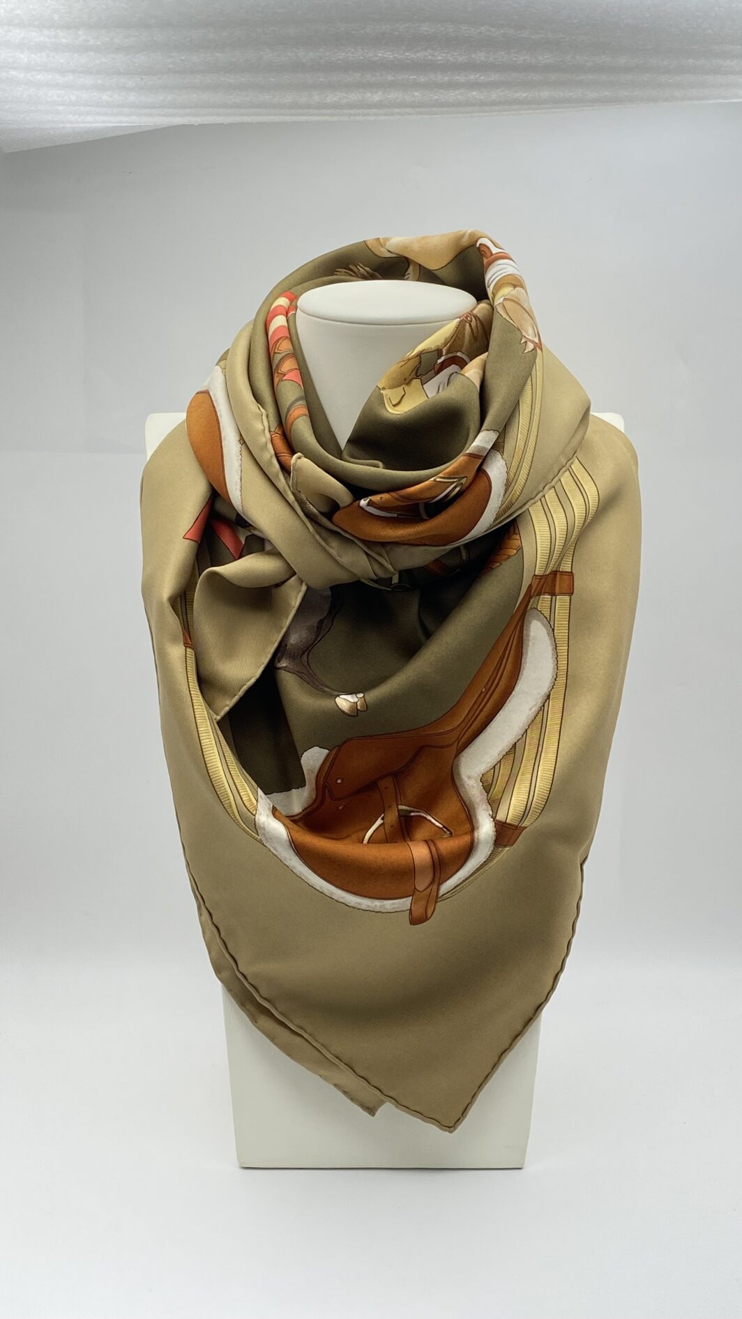 HERMÉS CARRÉ 90 “JUMPING”. BY PHILIPPE LEDOUX. STRAORDINARIO FOULARD VINTAGE ANNI ‘70. - immagine 8