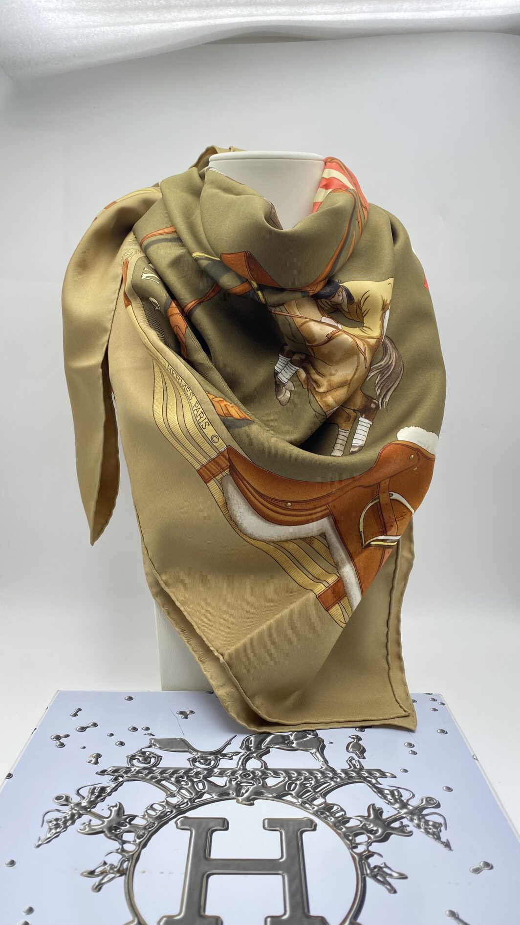 HERMÉS CARRÉ 90 “JUMPING”. BY PHILIPPE LEDOUX. STRAORDINARIO FOULARD VINTAGE ANNI ‘70. - immagine 7