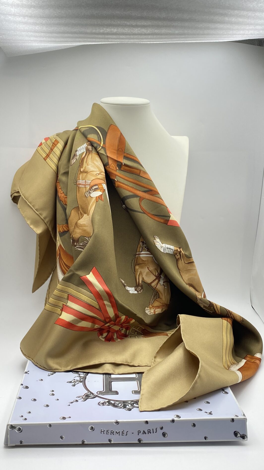 HERMÉS CARRÉ 90 “JUMPING”. BY PHILIPPE LEDOUX. STRAORDINARIO FOULARD VINTAGE ANNI ‘70. - immagine 4